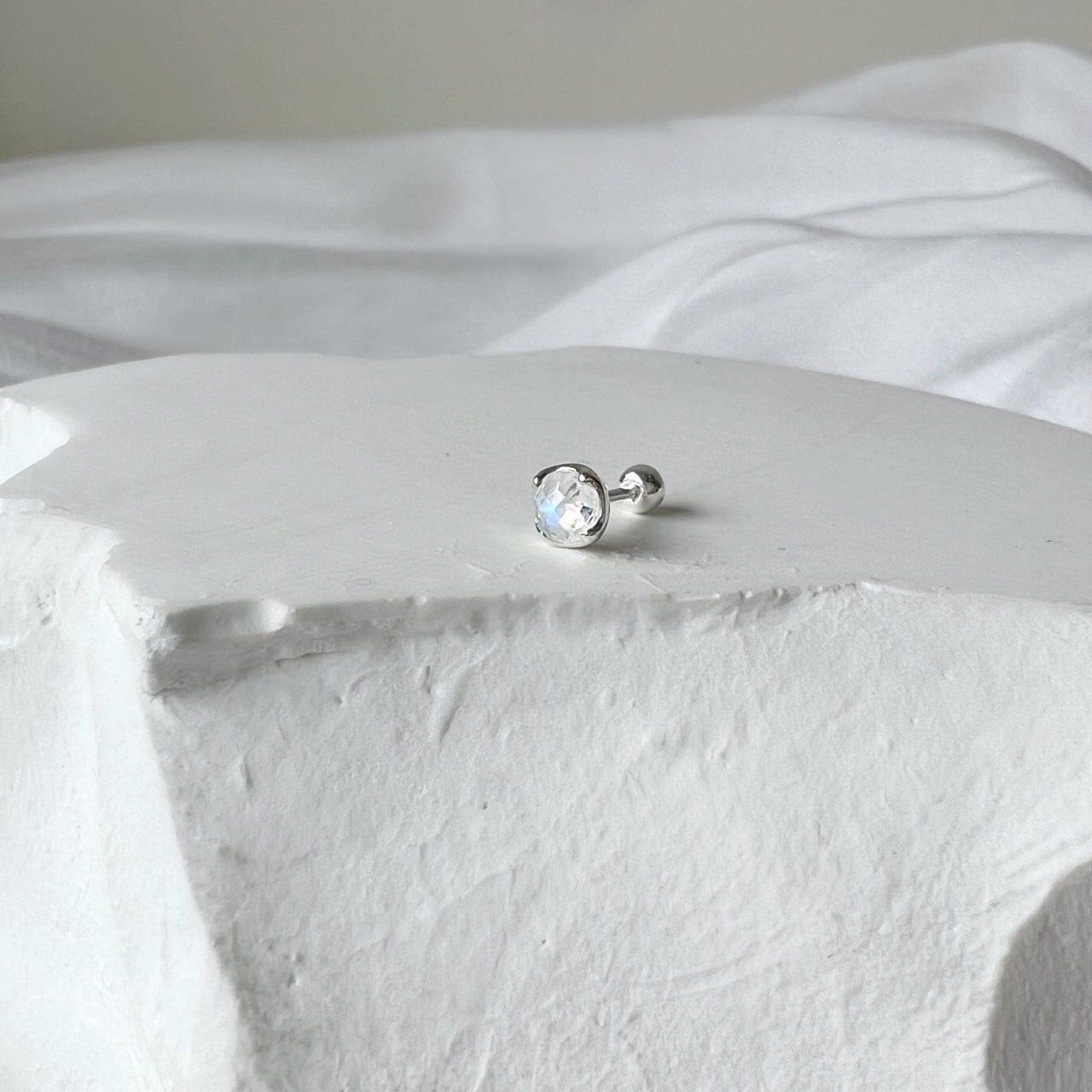 圓四爪月光石轉珠耳環