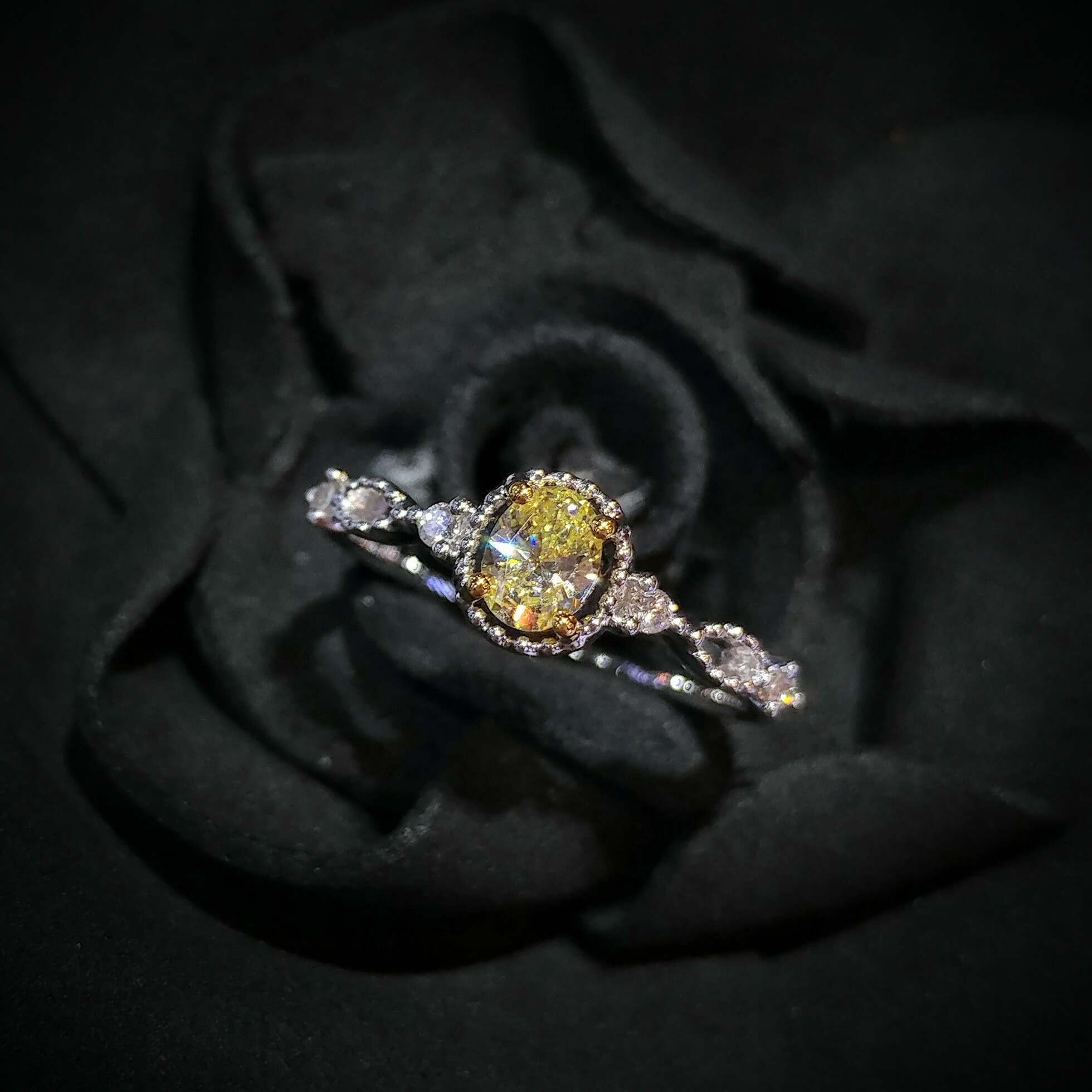 全新18K金【單粒30份蛋形彩黃鑽】配小鑽共36份鑽石戒指