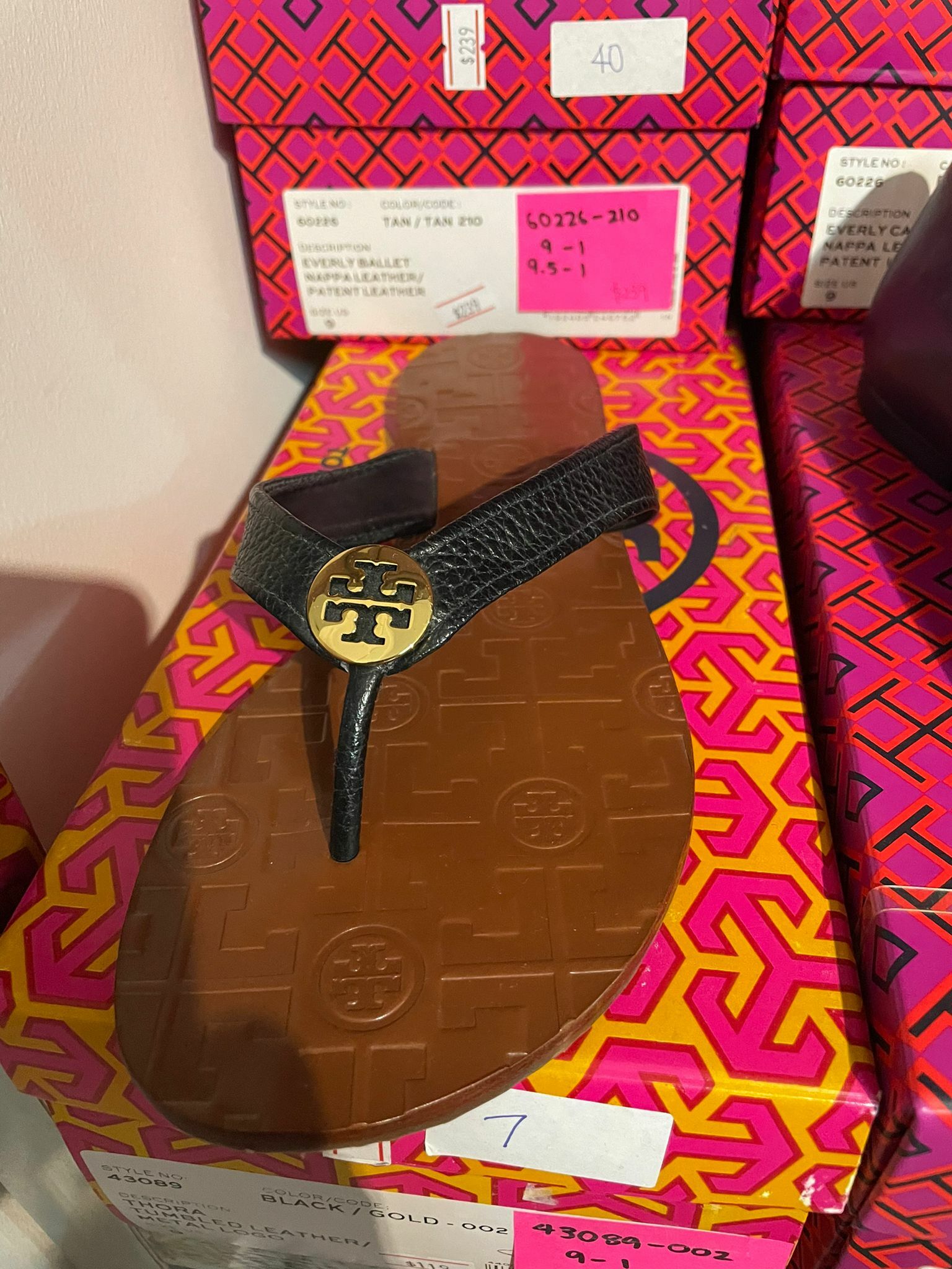 [S] TORY BURCH THORA TUMBLED LEATHER/METAL LOGO-BLACK/GOLD,9, 43089-002 (STB806)