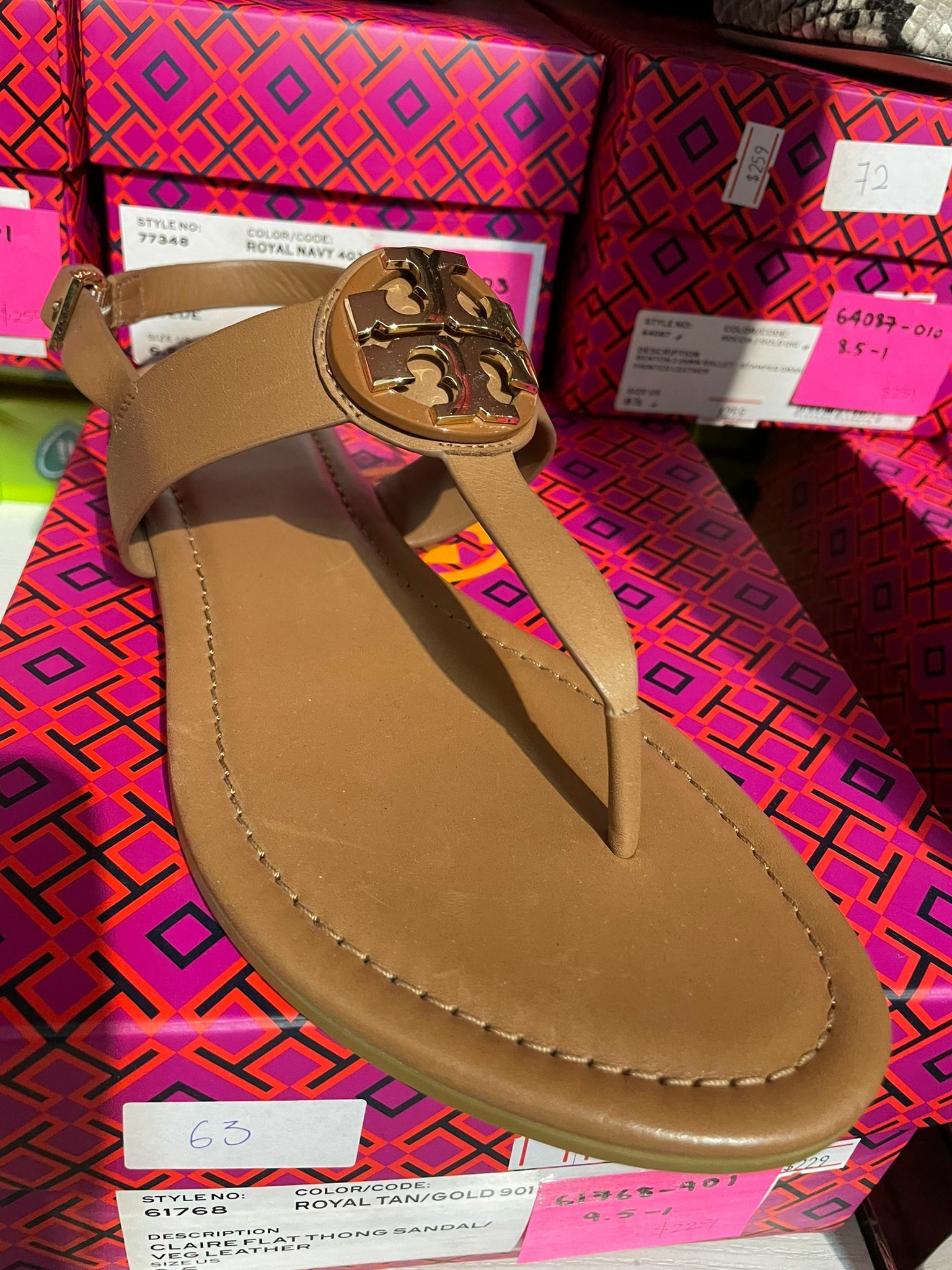 [S] TORY BURCH CLAIRE FLAT THONG SANDAL/VEG LEATHER,, 61768-901 (STB31)