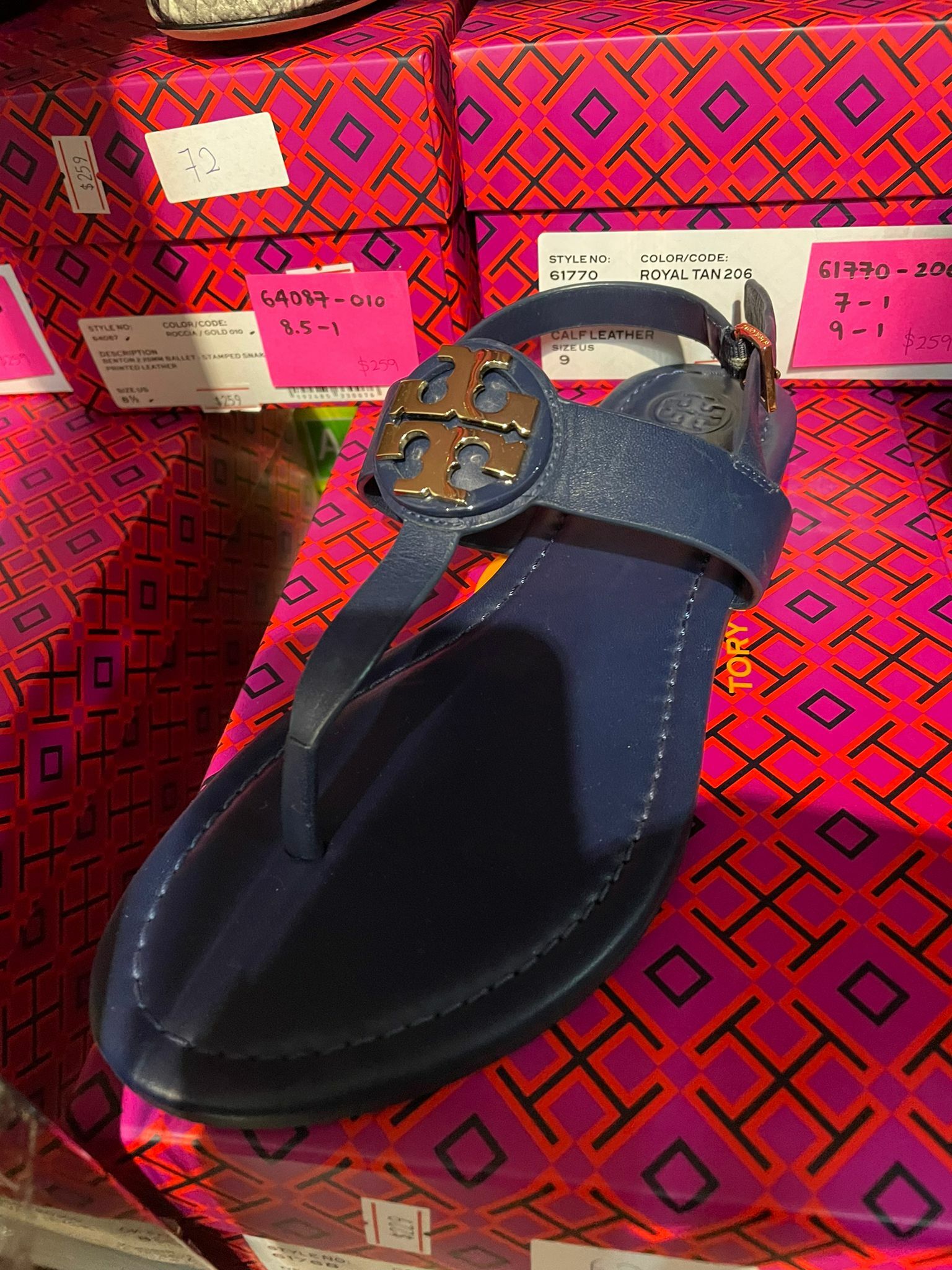 [S] TORY BURCH CLAIRE FLAT THONG SANDAL/VEG LEATHER, 61768-447 (STB32)
