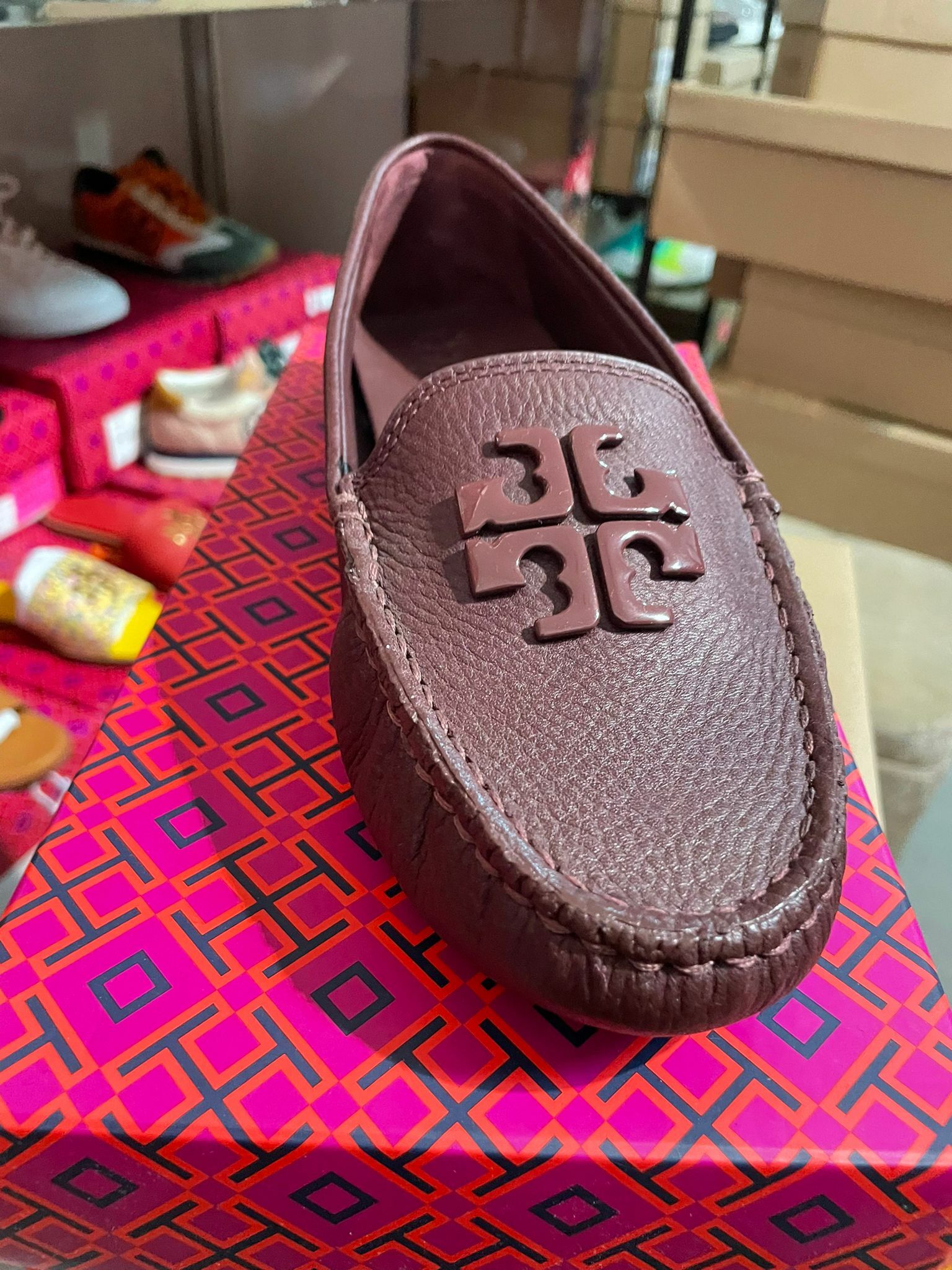 S] TORY BURCH LOWELL 2 DRIVER-TUMBLED LEATHER, 55810-633 (STB40)