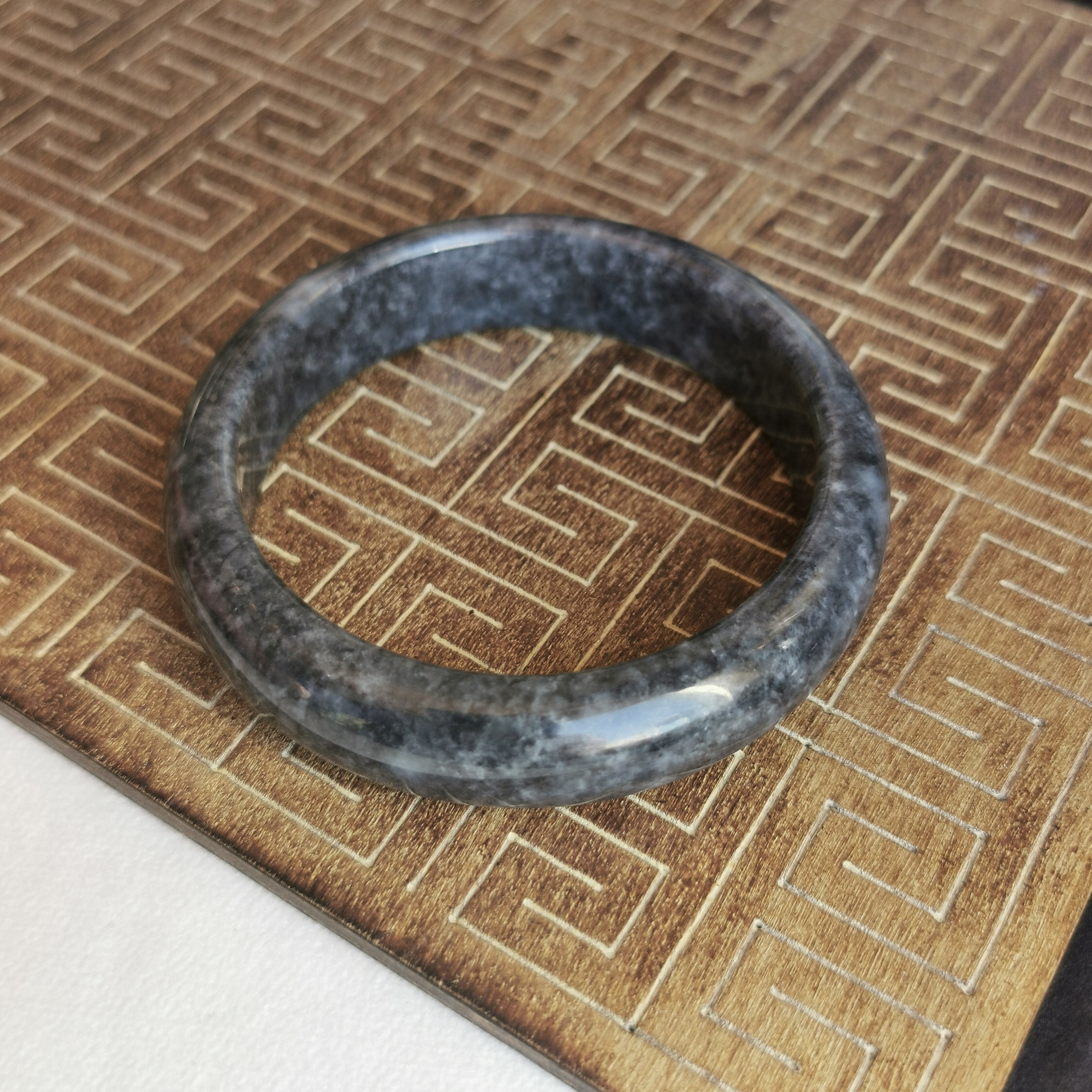 J1686 冰烏雞玉鐲 58.4mm (58-60)