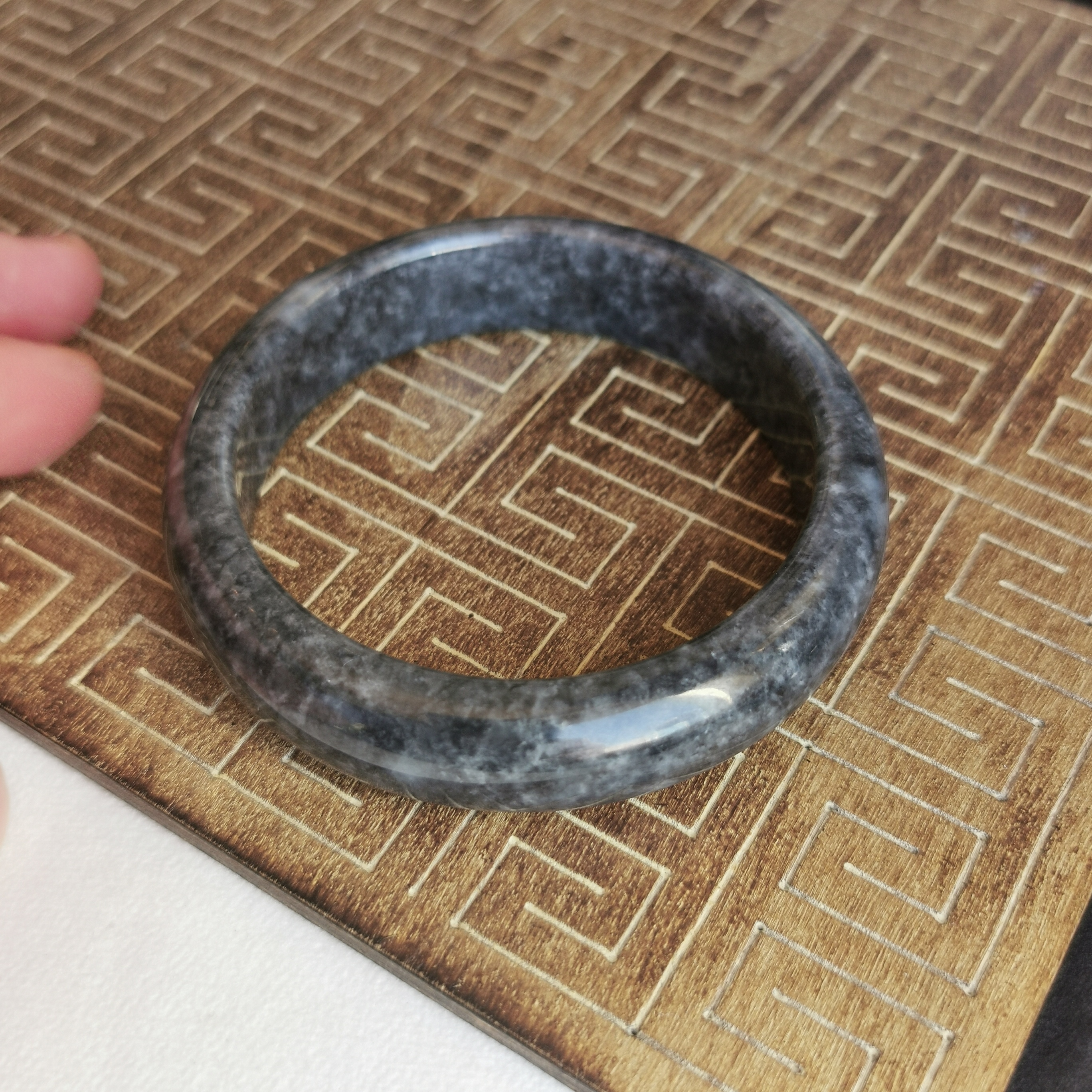 J1686 冰烏雞玉鐲 58.4mm (58-60)