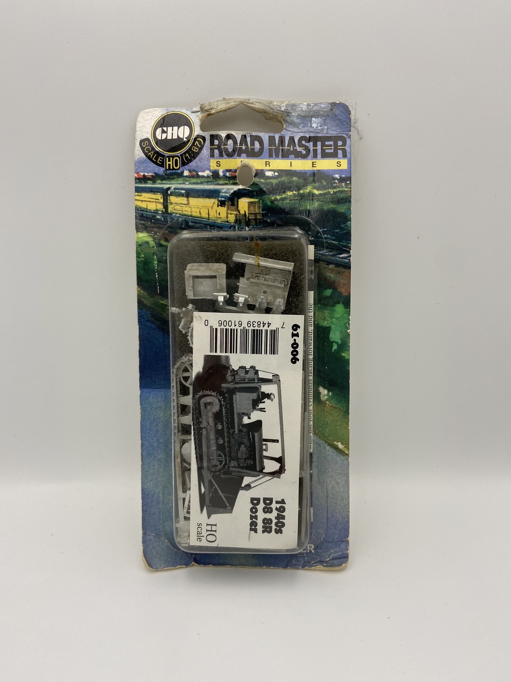 Road Master 61-006 HO scale, 1940s D8 Bulldozers. Full Metal Kits