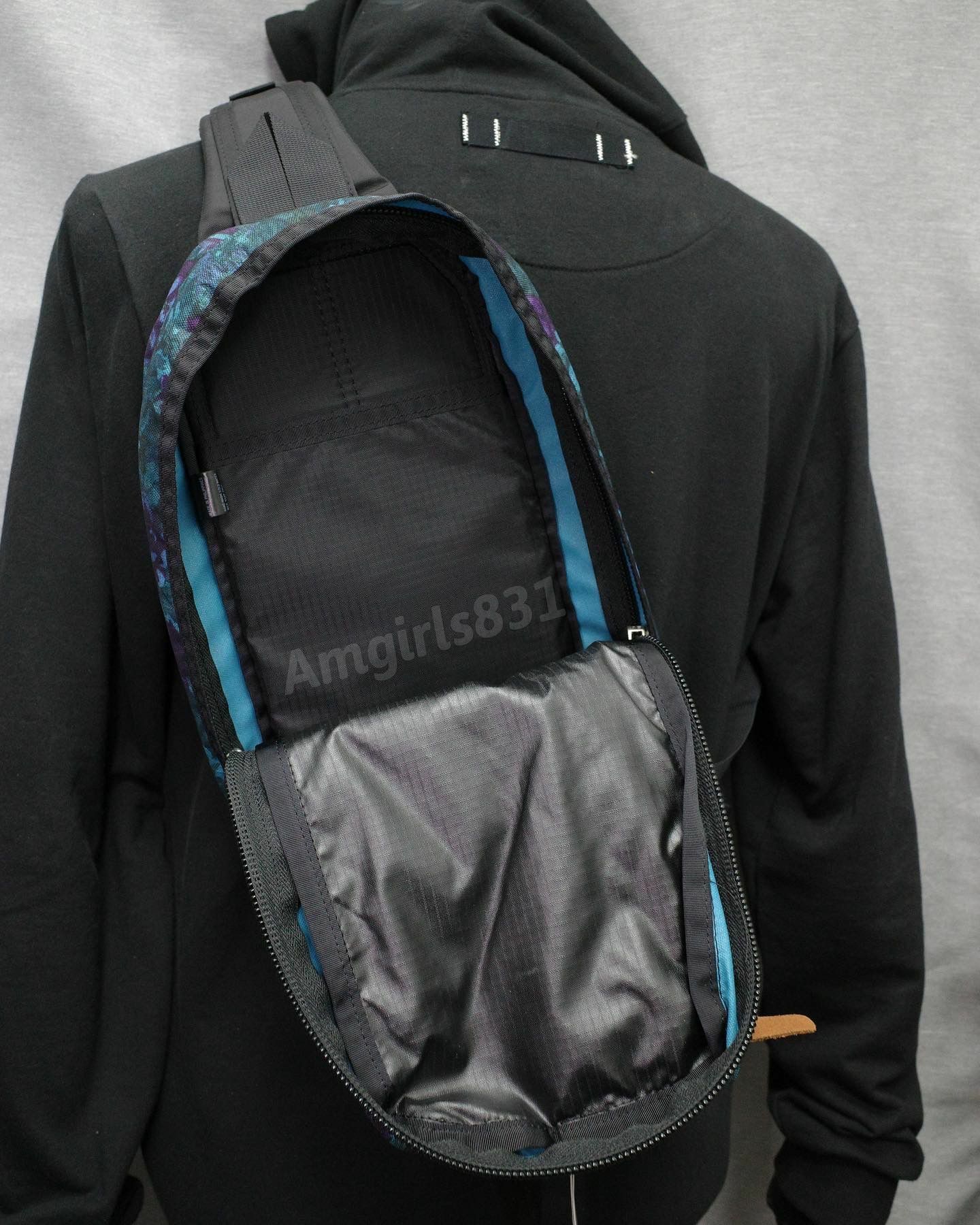 Gregory switch sling blue tapestry