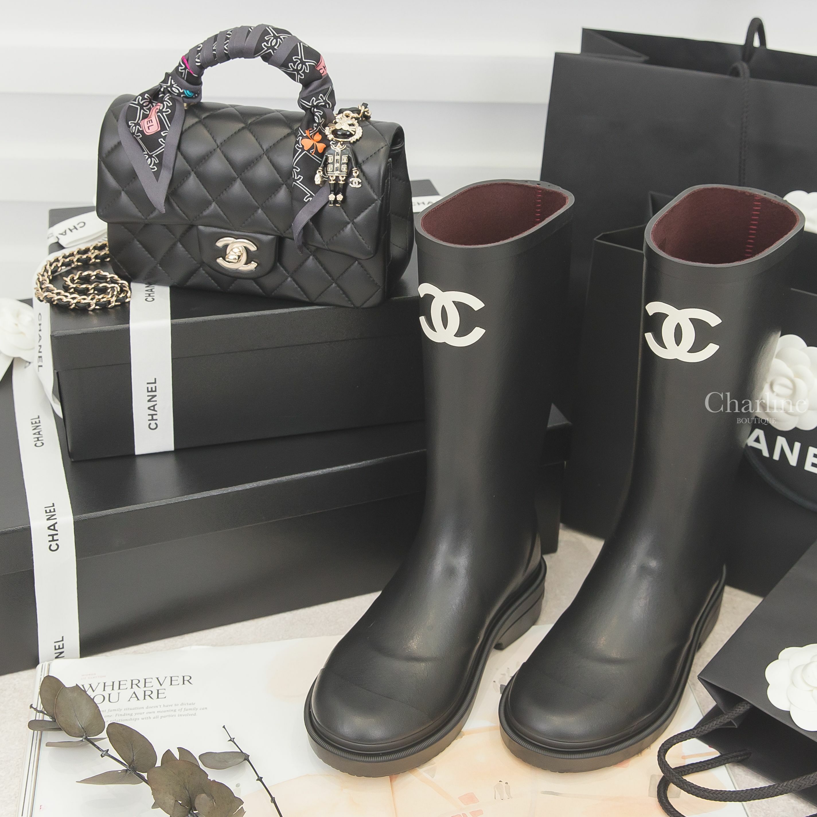 Chanel Bag 黑色金CC金鍊20cm水鑽珐瑯獅子掛飾小羊皮菱格紋手提肩背包,Chanel Slim Bandeau 黑底彩色經典圖徽絲巾,Chanel Boots 黑色白CC後跟字母橡膠雨靴-Charline Boutique 精品代購