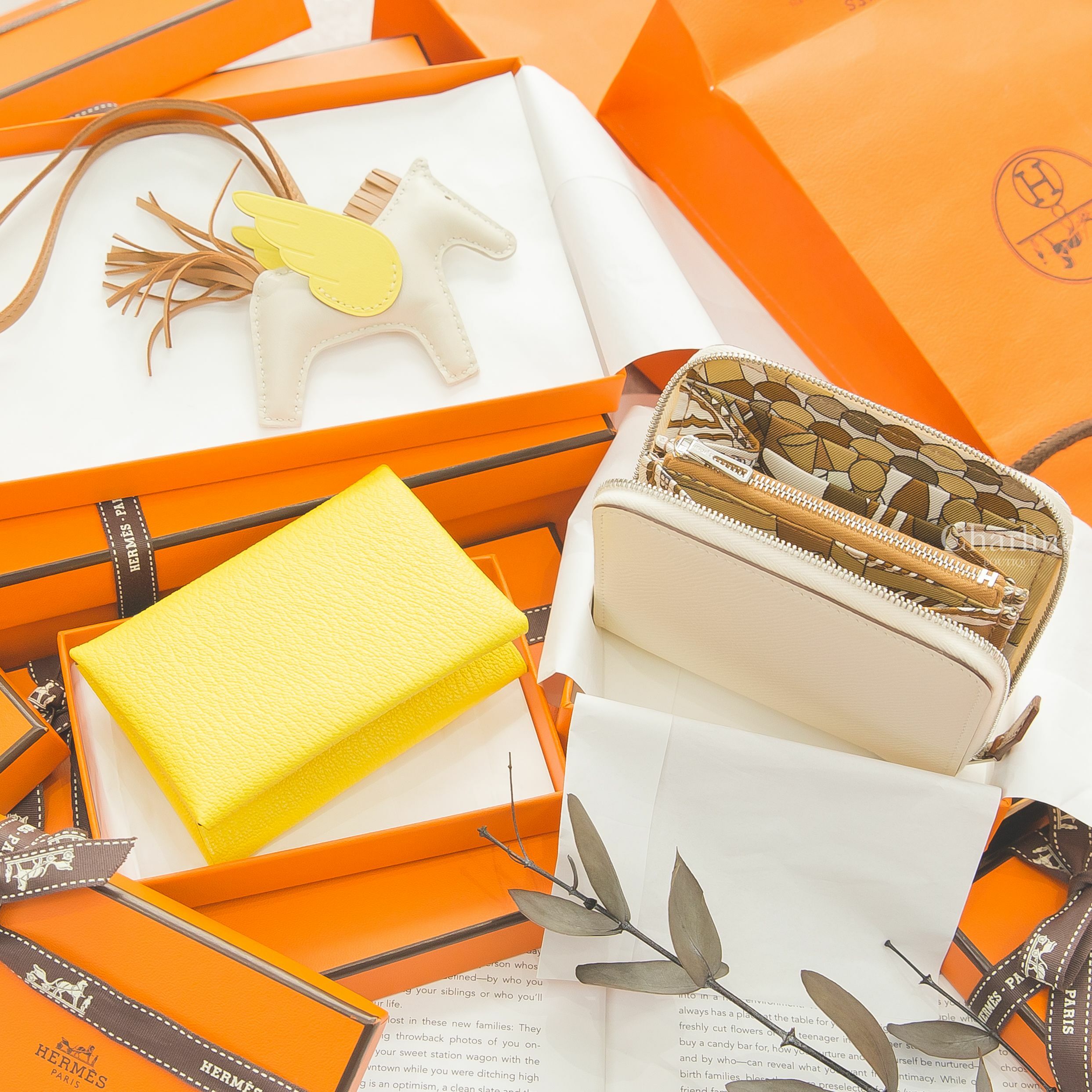 Hermès Wallet I2 Nata Epsom 奶油白絲巾短夾,Hermès Rodeo PM Pegase 奶昔白/馬薩拉茶色/萊姆黃小型飛馬吊飾,Hermès Calvi Duo 檸檬黃卡片夾-Charline Boutique 精品代購