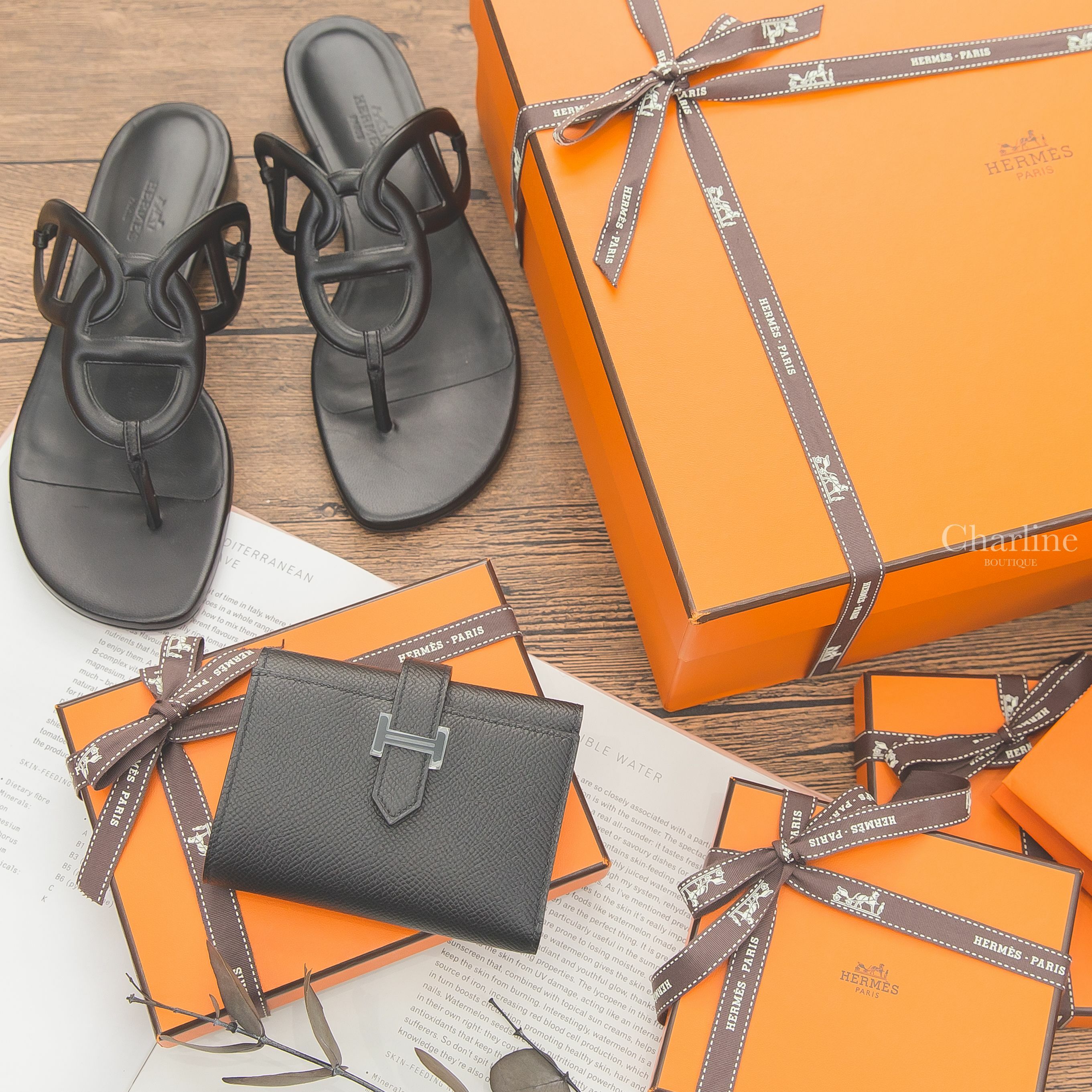 Hermès Bearn Wallet 89 Noir Epsom Z刻黑色黑釦三折短夾,Hermès Beach Sandal 黑色θ牛皮人字平底拖鞋-Charline Boutique 精品代購