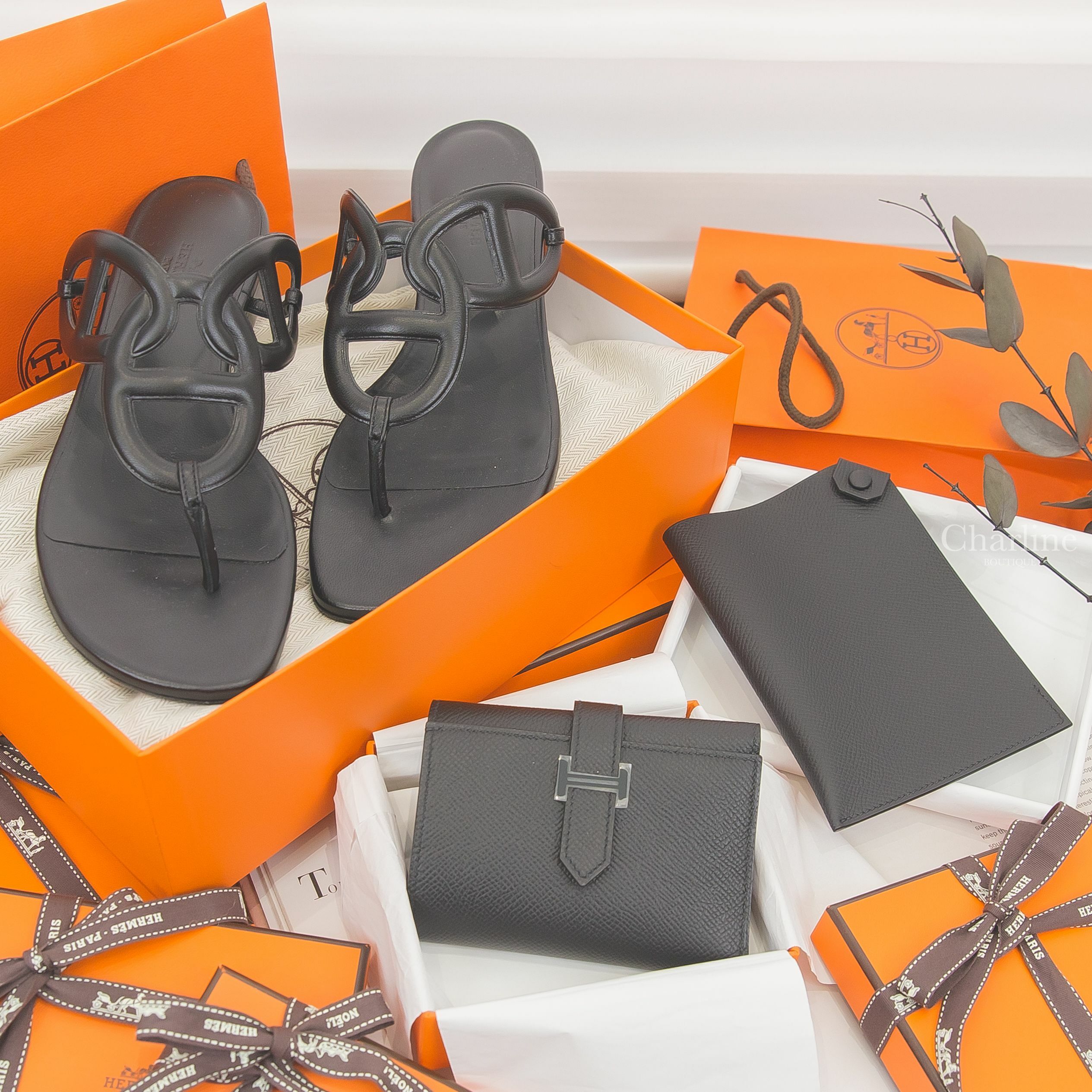Hermès Bearn Wallet 89 Noir Epsom 黑色黑釦三折短夾,Hermès Tarmac Passport 黑色黑釦護照夾,Hermès Beach Sandal 黑色θ牛皮拖鞋-Charline Boutique 精品代購