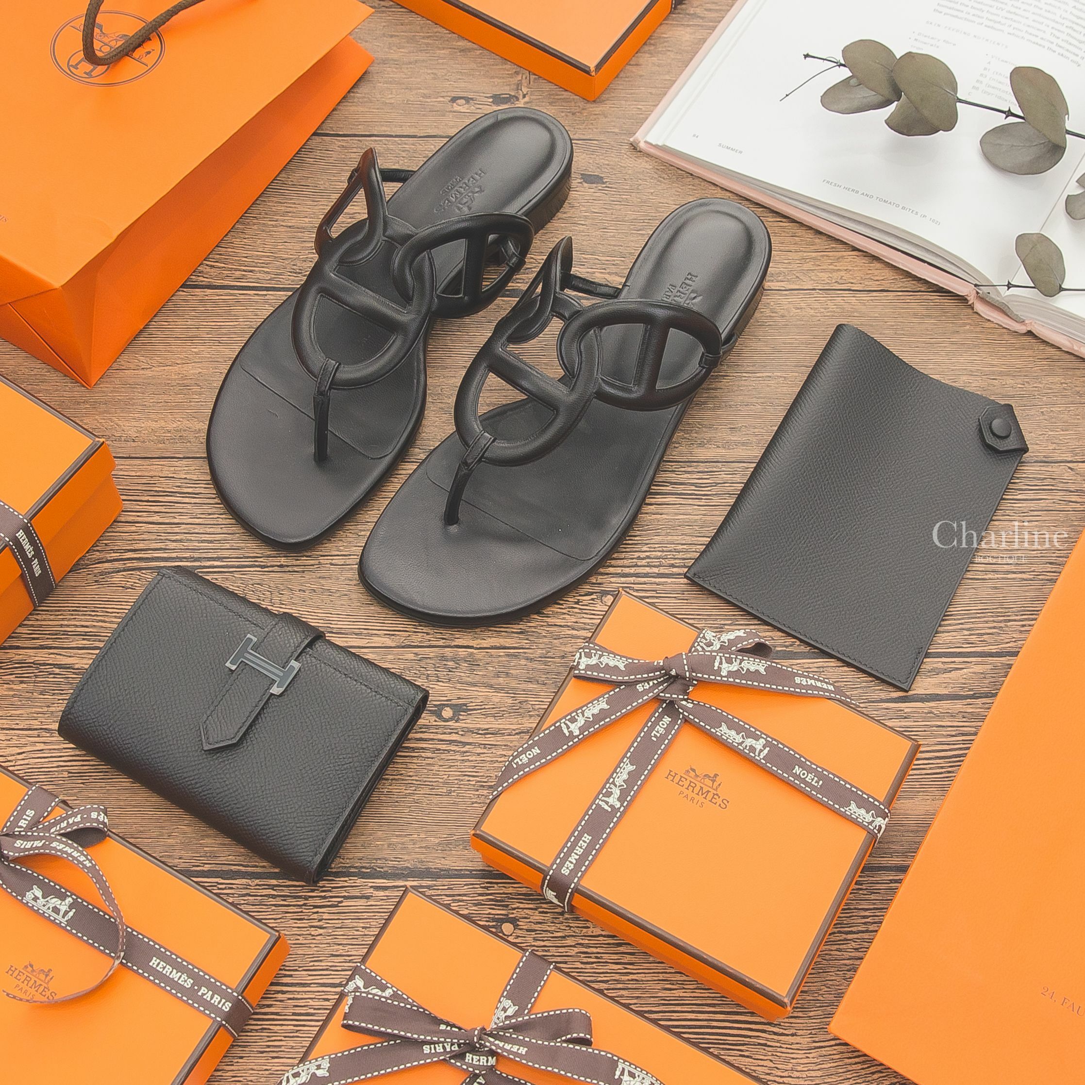 Hermès Bearn Wallet 89 Noir Epsom 黑色黑釦三折短夾,Hermès Tarmac Passport 黑色黑釦護照夾,Hermès Beach Sandal 黑色θ牛皮拖鞋-Charline Boutique 精品代購