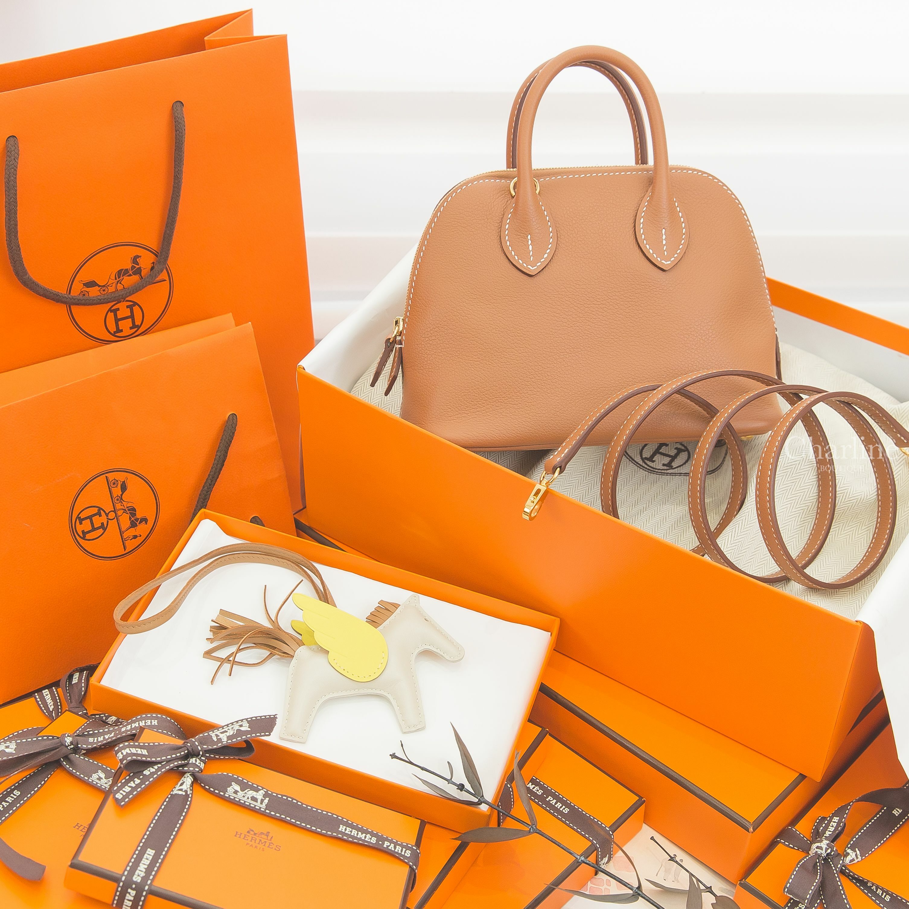 Hermès Bolide 1923 Mini 37 Gold Evercolor U刻焦糖色金釦迷你手提肩背包,Hermès Rodeo PM Pegase 奶昔白/馬薩拉茶色/萊姆黃小型飛馬吊飾-Charline Boutique 精品代購