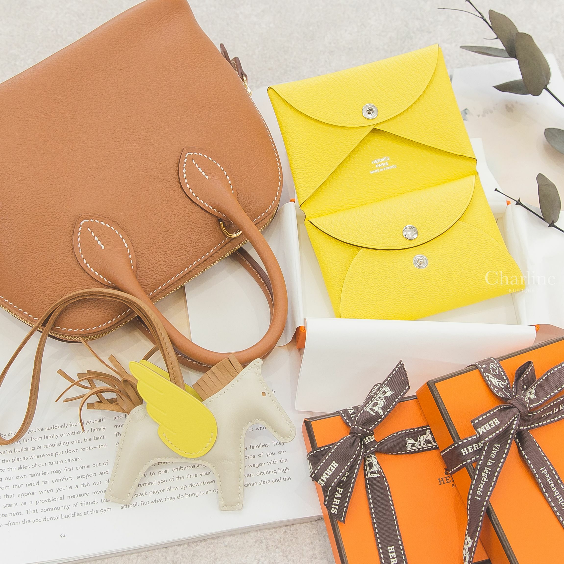 Hermès Bolide 37 Evercolor 焦糖色金釦,Hermès Rodeo PM Pegase 奶昔白/馬薩拉茶色/萊姆黃小型飛馬吊飾,Hermès Calvi Duo 檸檬黃卡片夾-Charline Boutique 精品代購