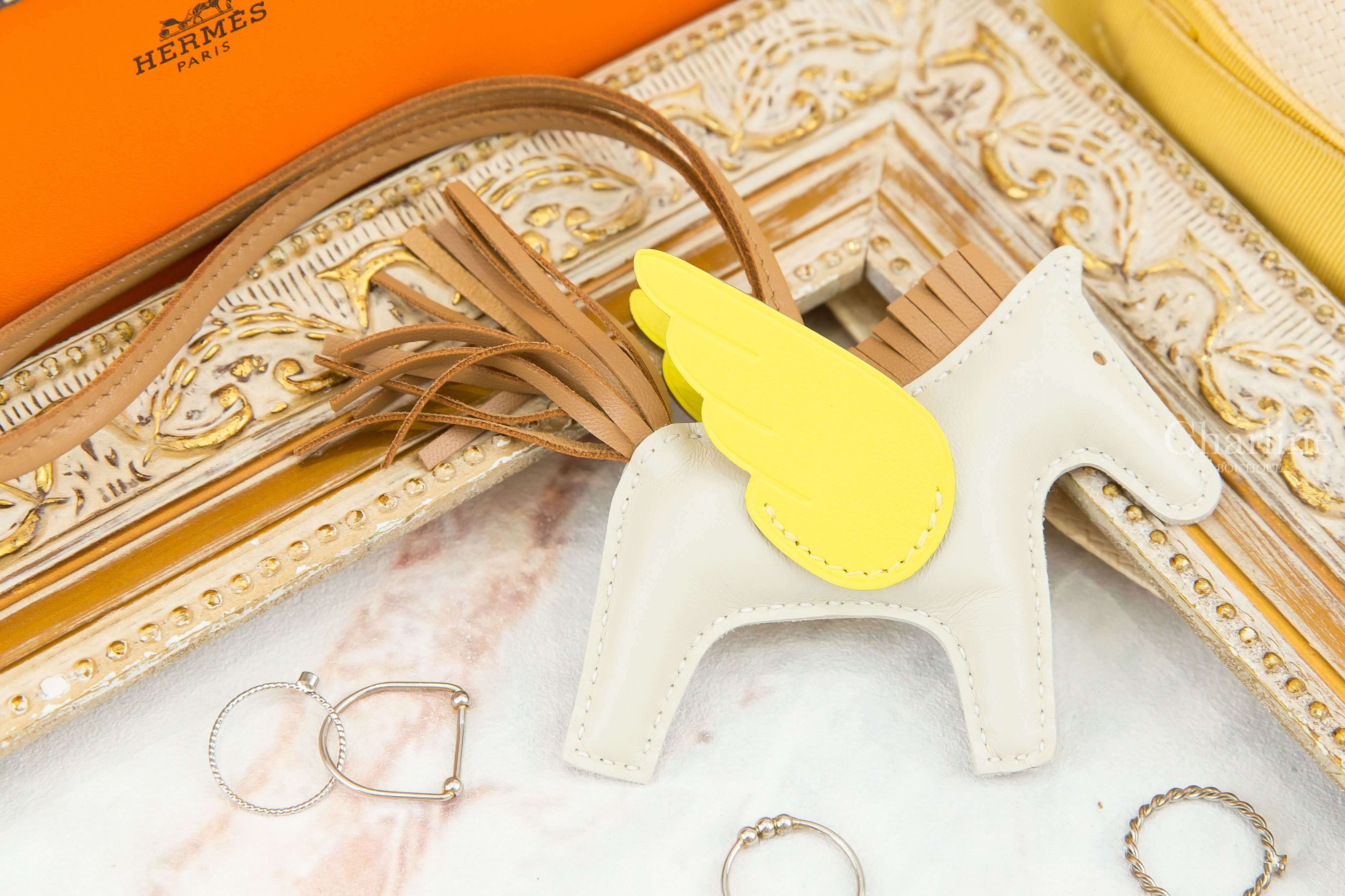 Hermès Rodeo PM Pegase 奶昔白/馬薩拉茶色/萊姆黃小型飛馬吊飾-Charline Boutique 精品代購