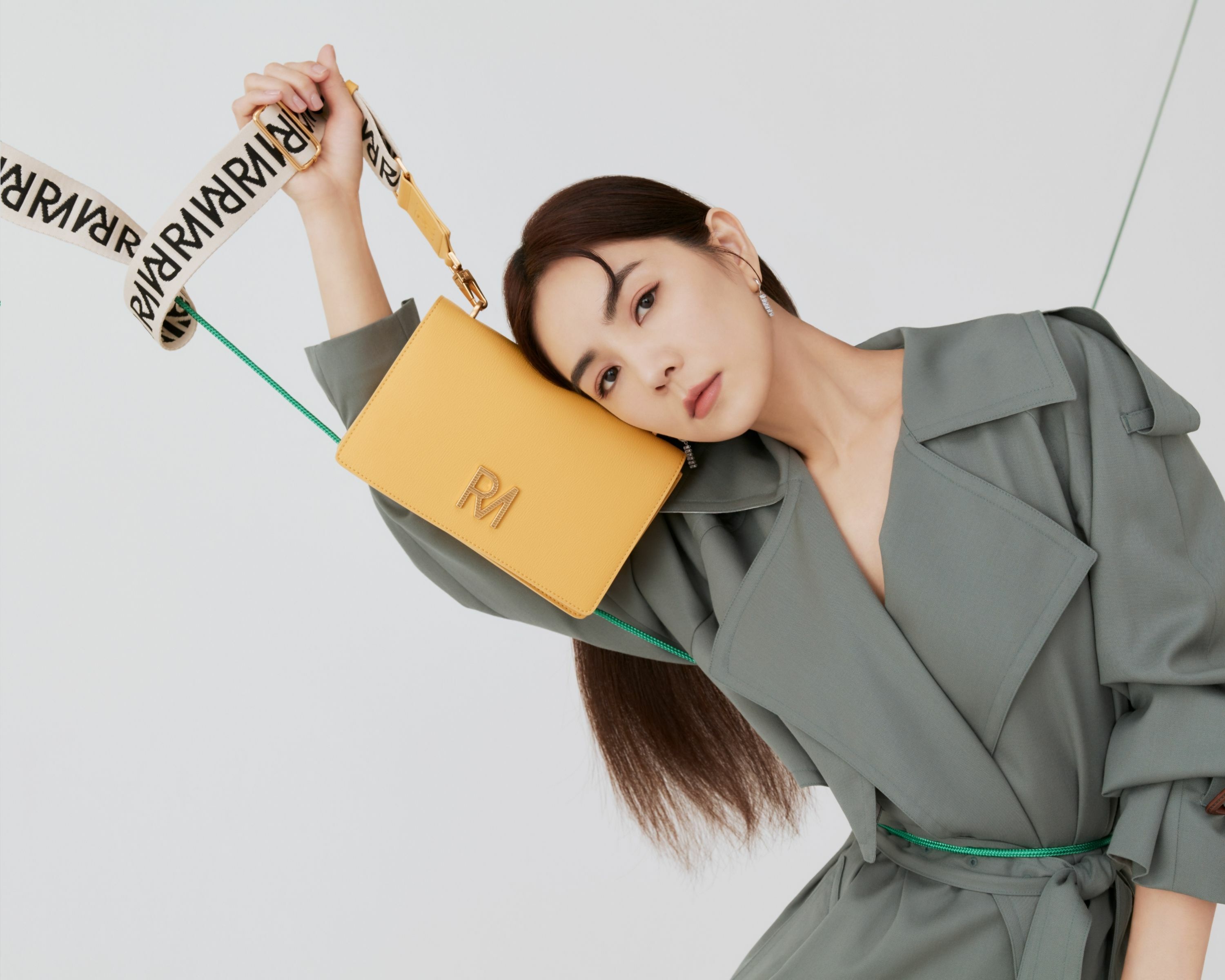 玩轉 DNA 斜背包，極簡風包款設計。