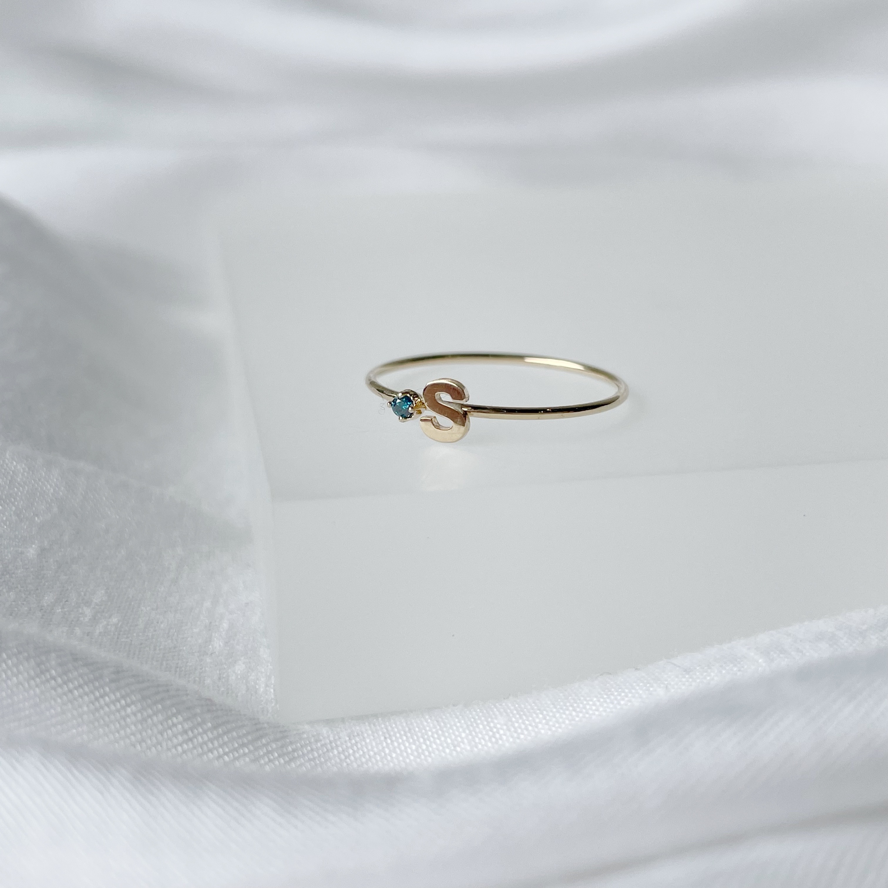 14K純金 1.5分藍鑽字母戒指