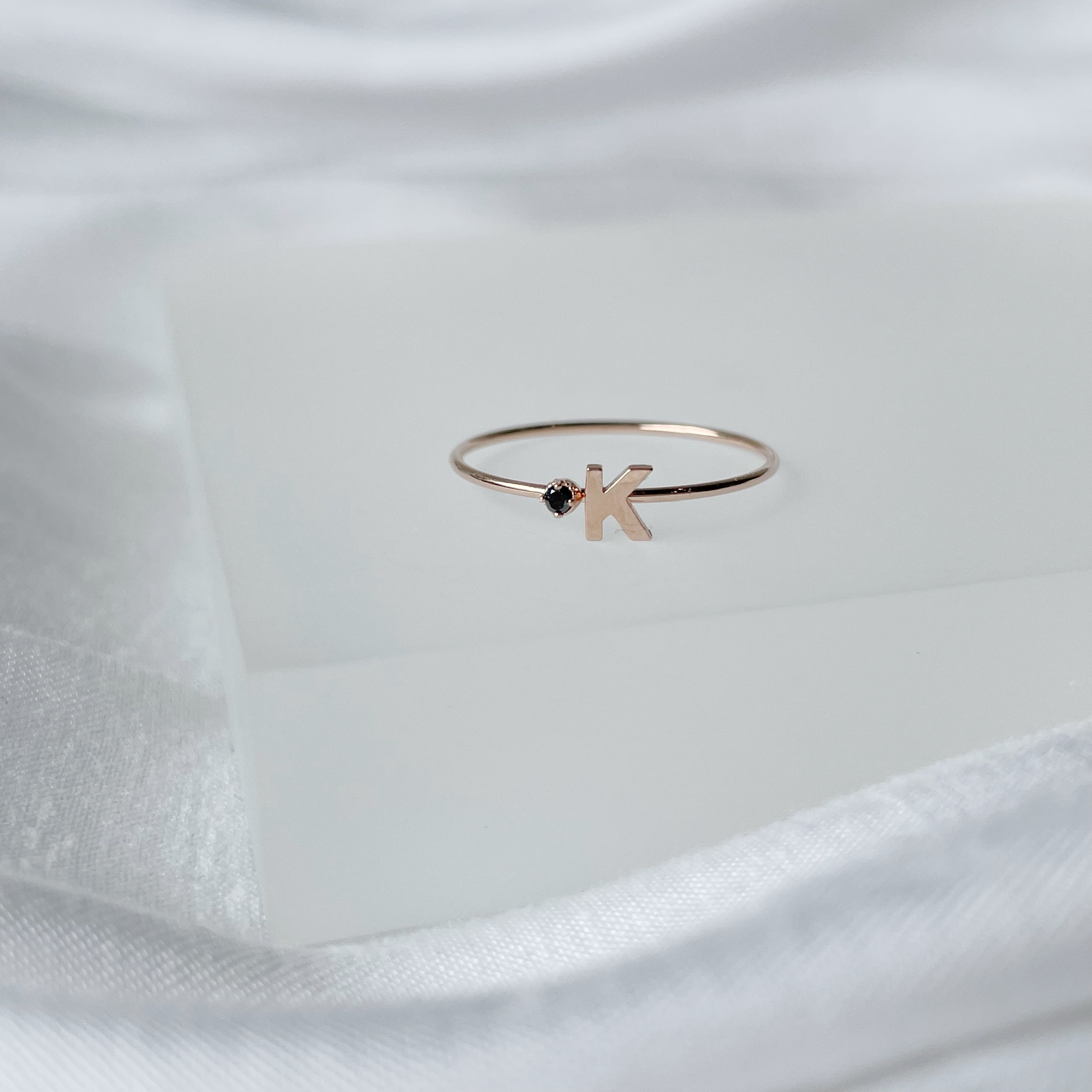 14K玫瑰金 1.5分黑鑽字母戒指