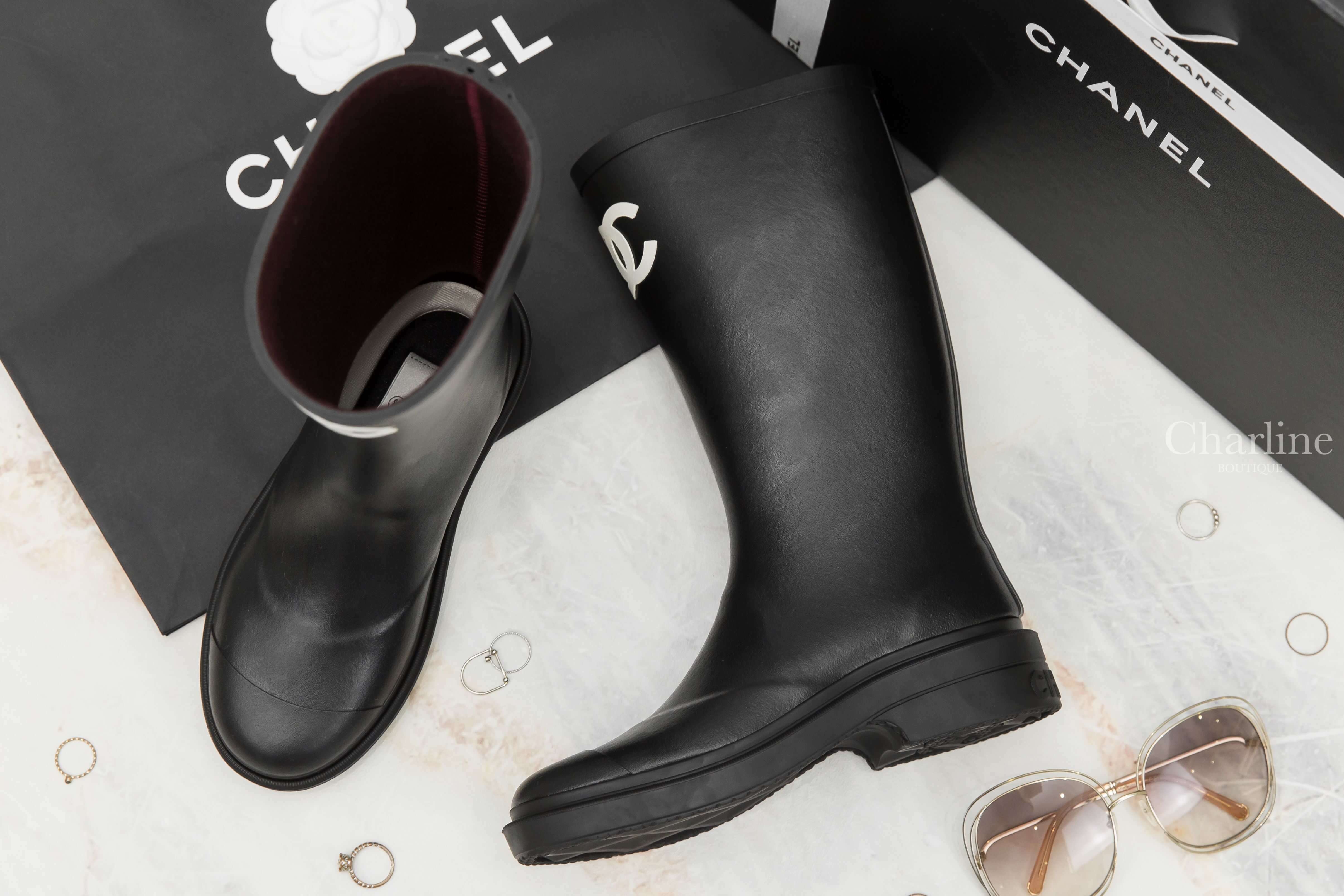 Chanel High Boots 黑色白CC後跟字母橡膠雨靴-Charline Boutique 精品代購