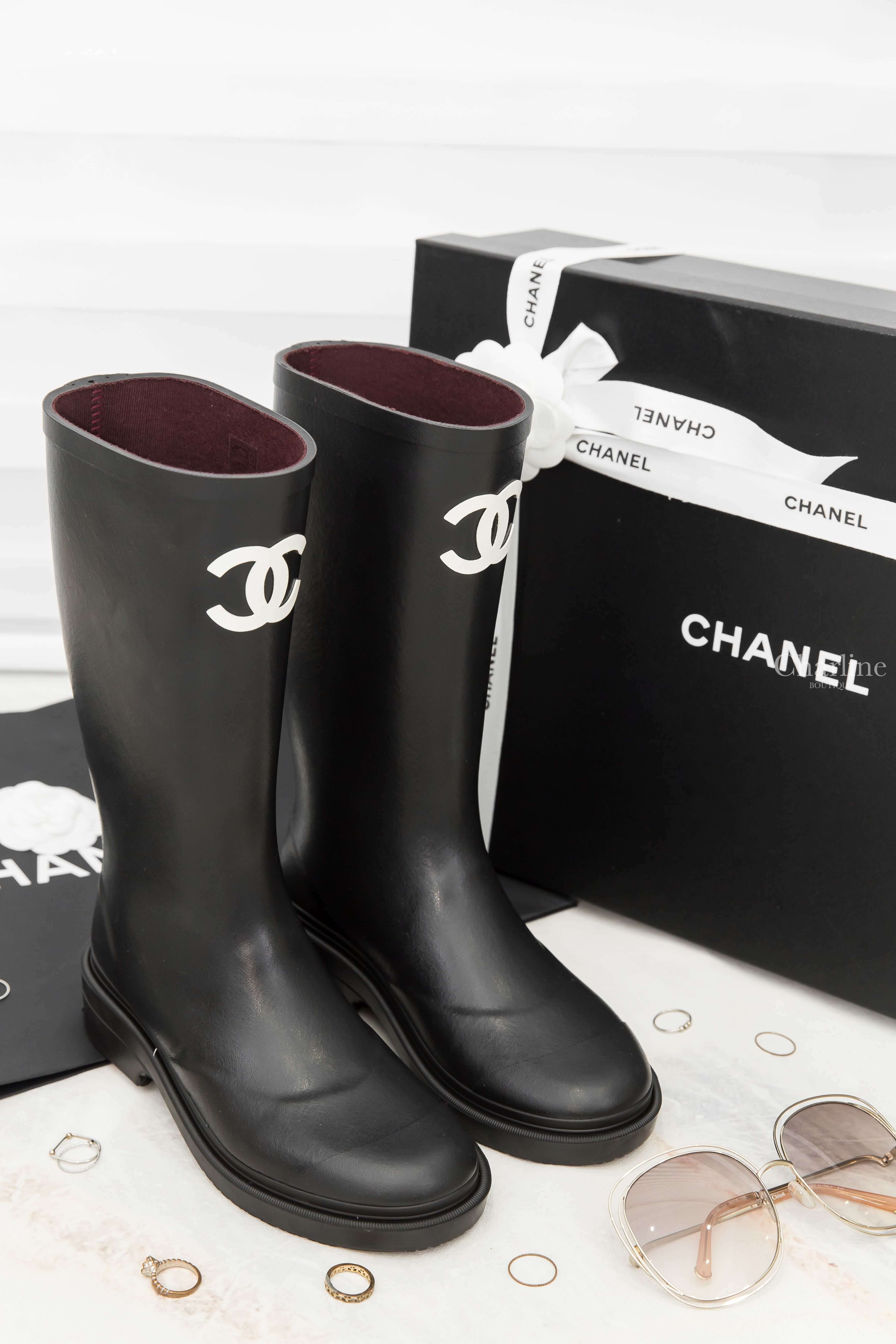 Chanel High Boots 黑色白CC後跟字母橡膠雨靴-Charline Boutique 精品代購