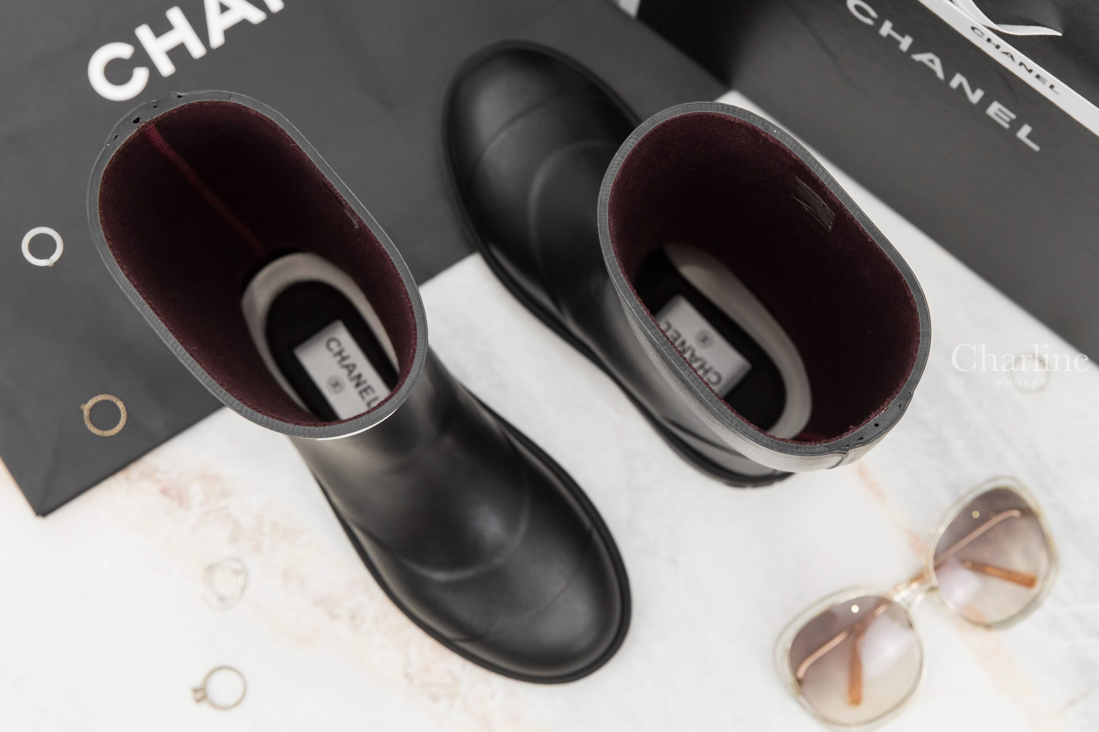 Chanel High Boots 黑色白CC後跟字母橡膠雨靴-Charline Boutique 精品代購