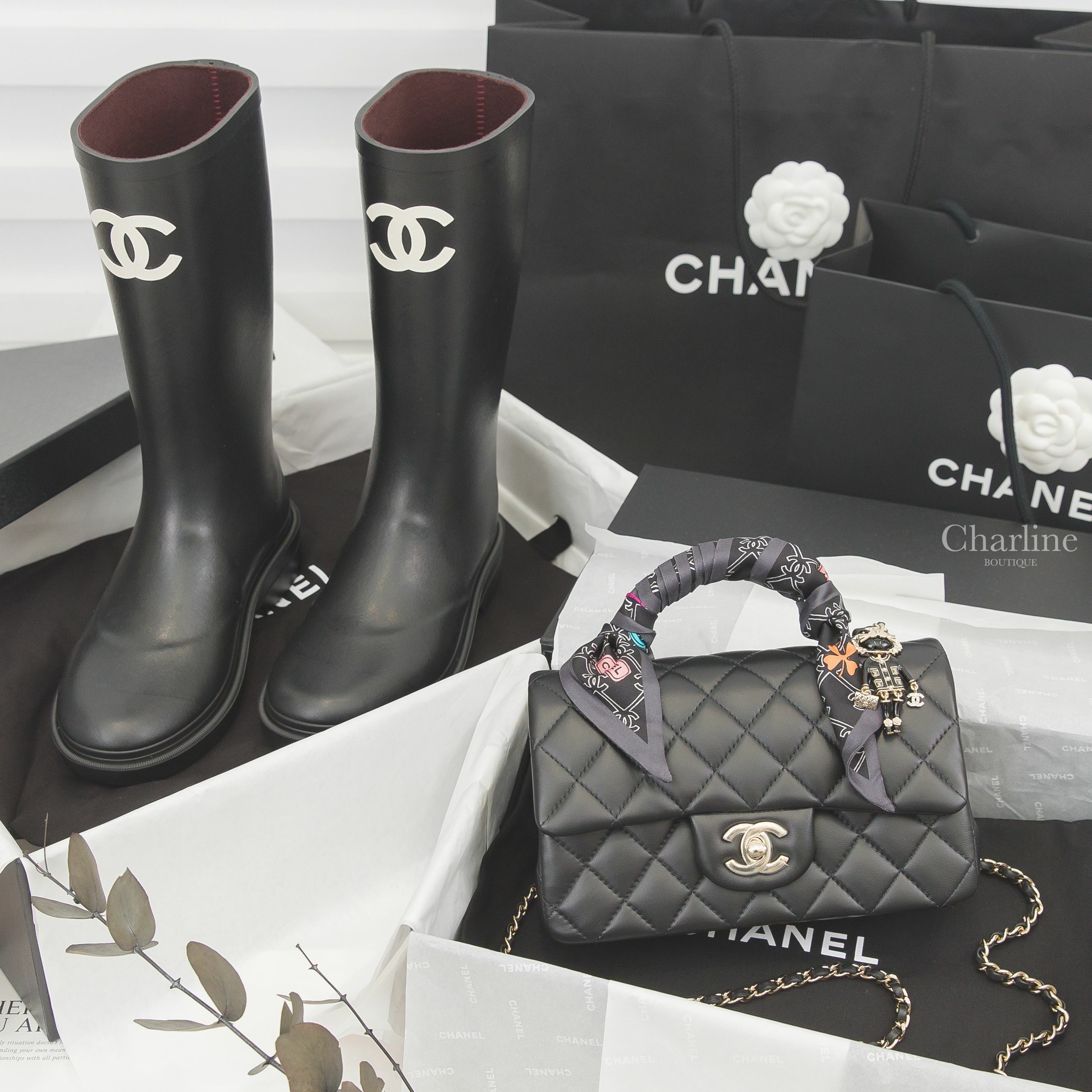 Chanel Bag 黑色金CC金鍊20cm水鑽珐瑯獅子掛飾小羊皮菱格紋手提肩背包,Chanel Slim Bandeau 黑底彩色經典圖徽絲巾,Chanel Boots 黑色白CC後跟字母橡膠雨靴-Charline Boutique 精品代購