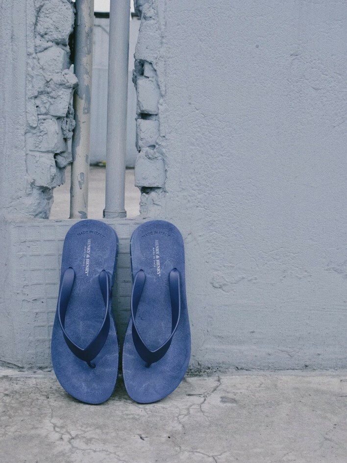 Henry & Henry是義大利精品公司，其拖鞋是日系風格，主打低調奢華精品感。