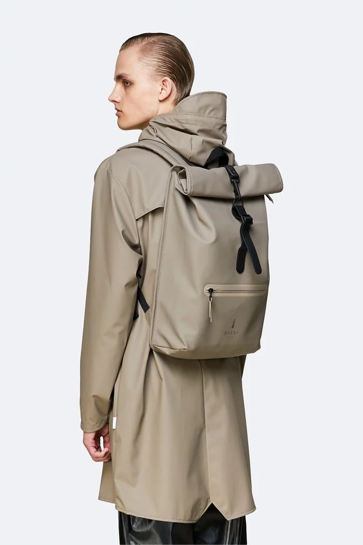 RAINS極簡捲頂式雙肩後背包主打捲頂式設計，是一款標榜就算拉鍊忘了拉也不會進水的防水後背包。