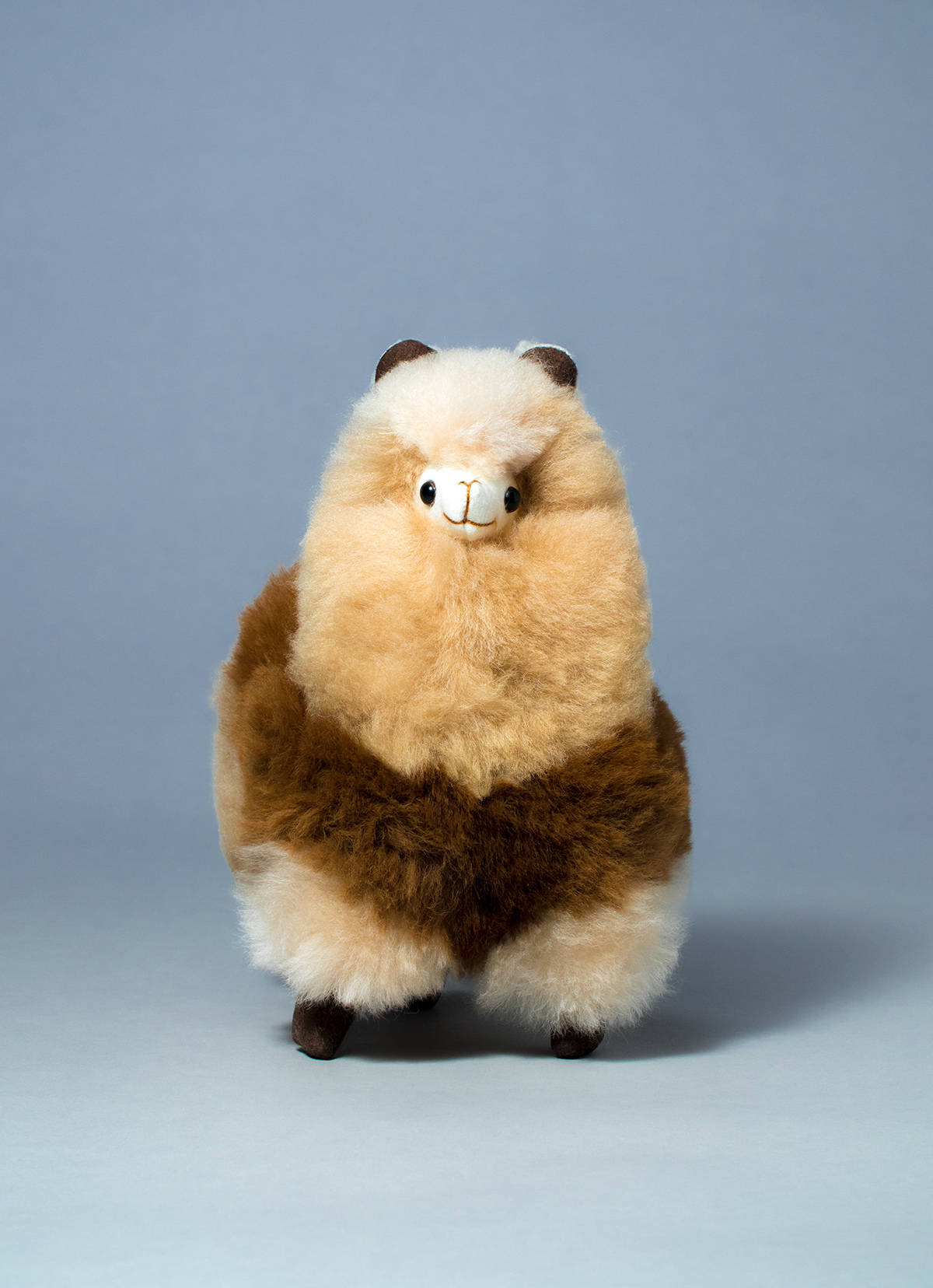 【秘魯國家館】ST.MALO 秘魯工匠手工原生羊駝毛仿真羊駝家飾娃娃20cm-2186UA-碧根果