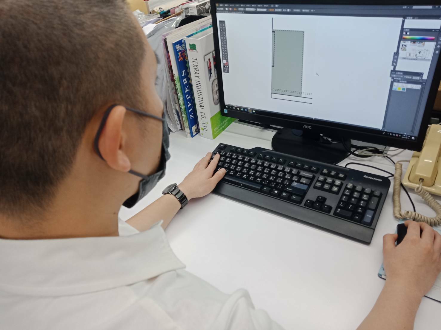 服裝設計師在電腦上畫圖