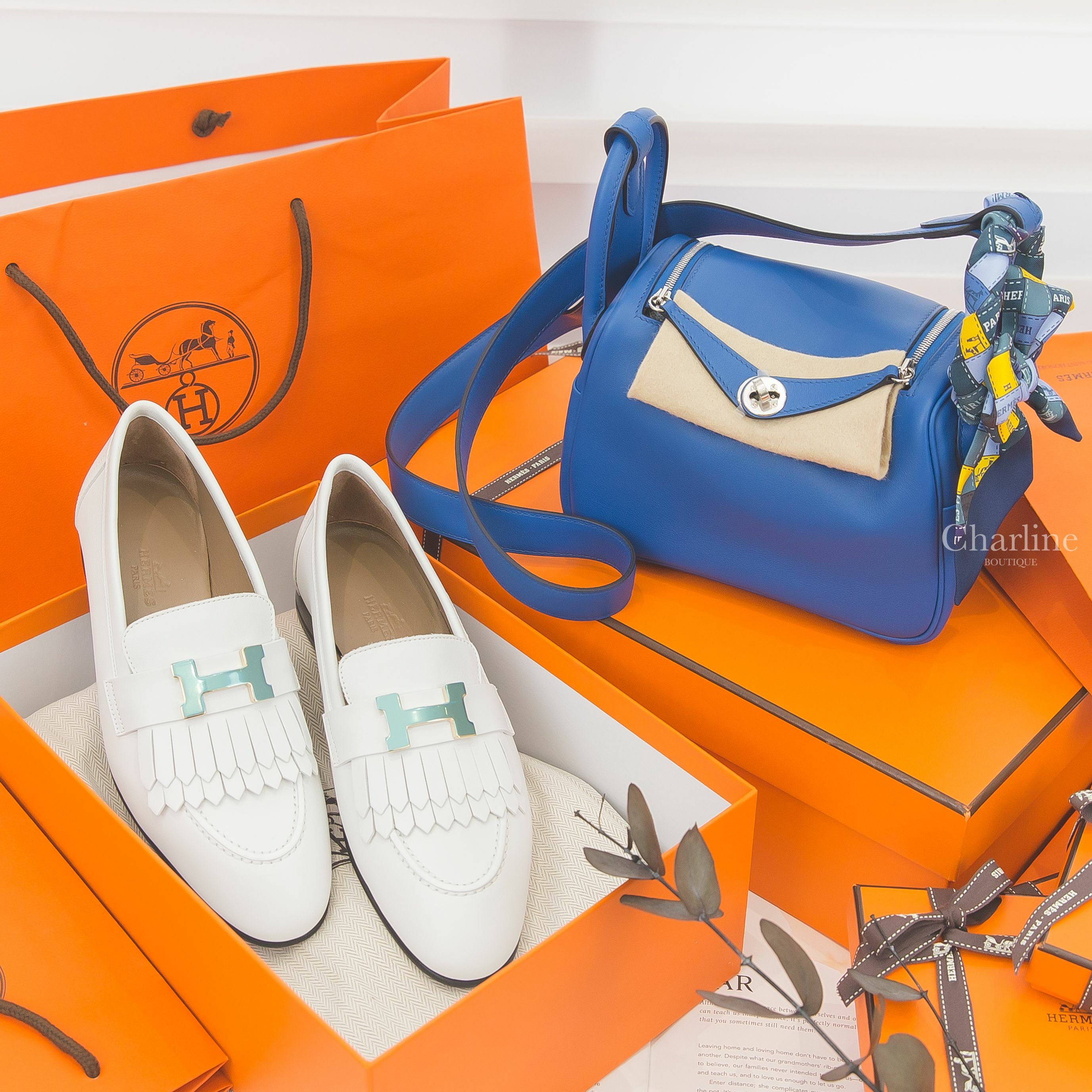 Hermès Lindy Mini 71/73 Swift 法國藍拼寶石藍內裡銀釦,Hermès Loafer 白色金釦H流蘇牛皮樂福鞋,Hermès Twilly 綠色/深藍色/黃色格紋絲巾-Charline Boutique 精品代購