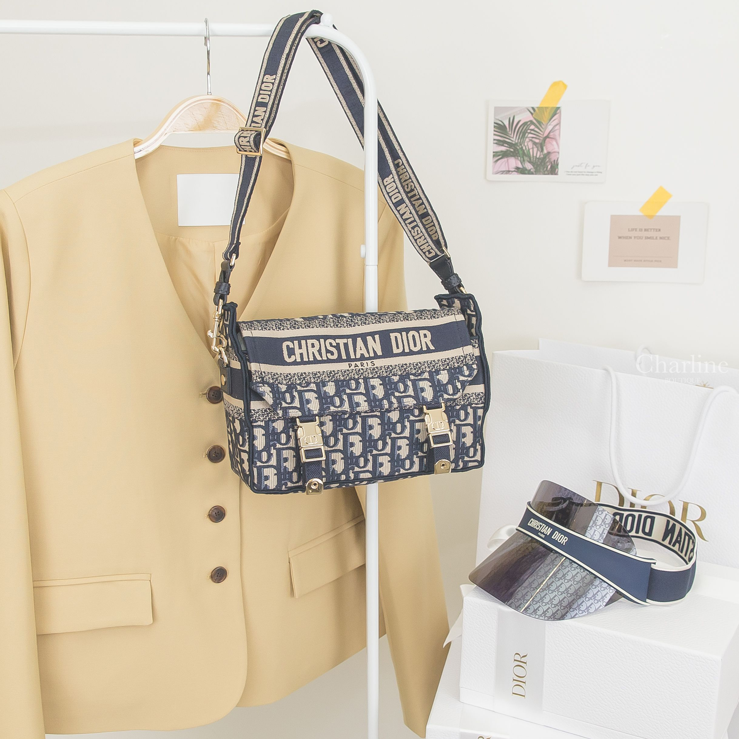 Dior Small Diorcamp Bag 深藍色復古老花帆布金釦刺繡皮革背帶小型肩背包,Dior Diorclub V1U 藍色滿版老花鏡面拼白色 Logo 字樣遮陽帽-Charline Boutique 精品代購