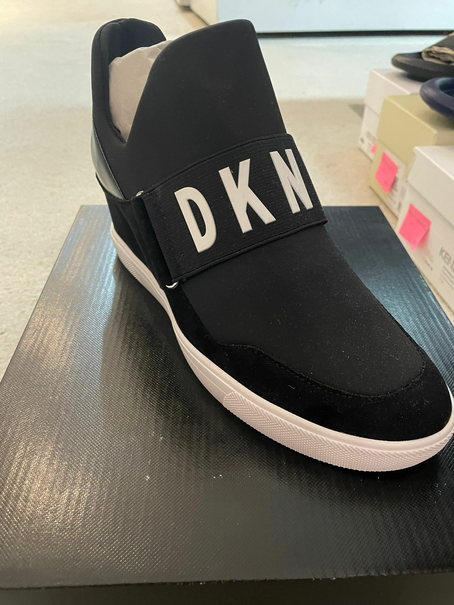 [S] DKNY COSMOS-SNEAKER WED, STR CREP/NAPPA BLACK, K2855698-BLK (SD96)