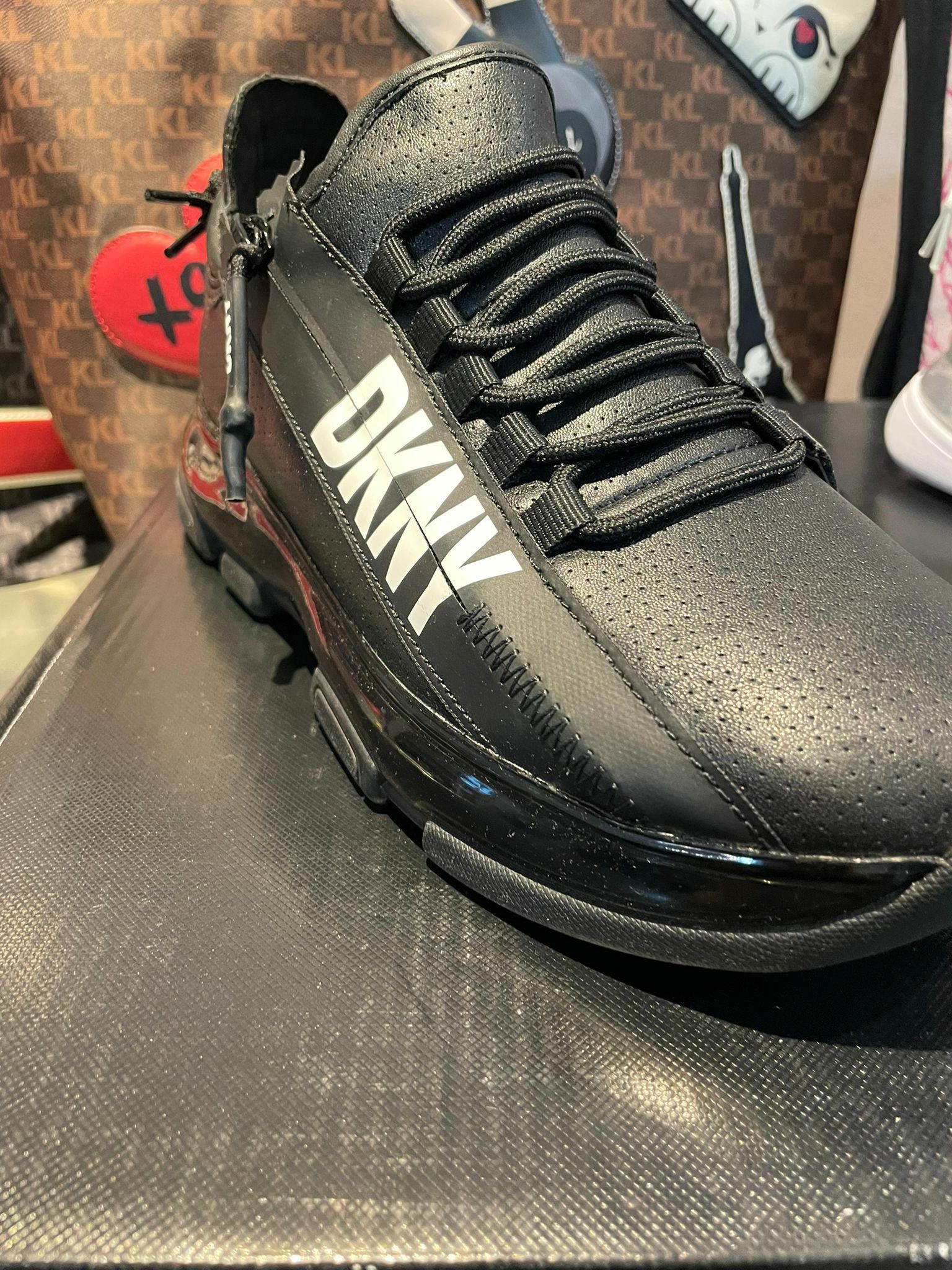 [S] DKNY TOKYO-SLIP ON SNEAKER, BLACK/WHITE, K4124010-BLK/WHT (SD99)
