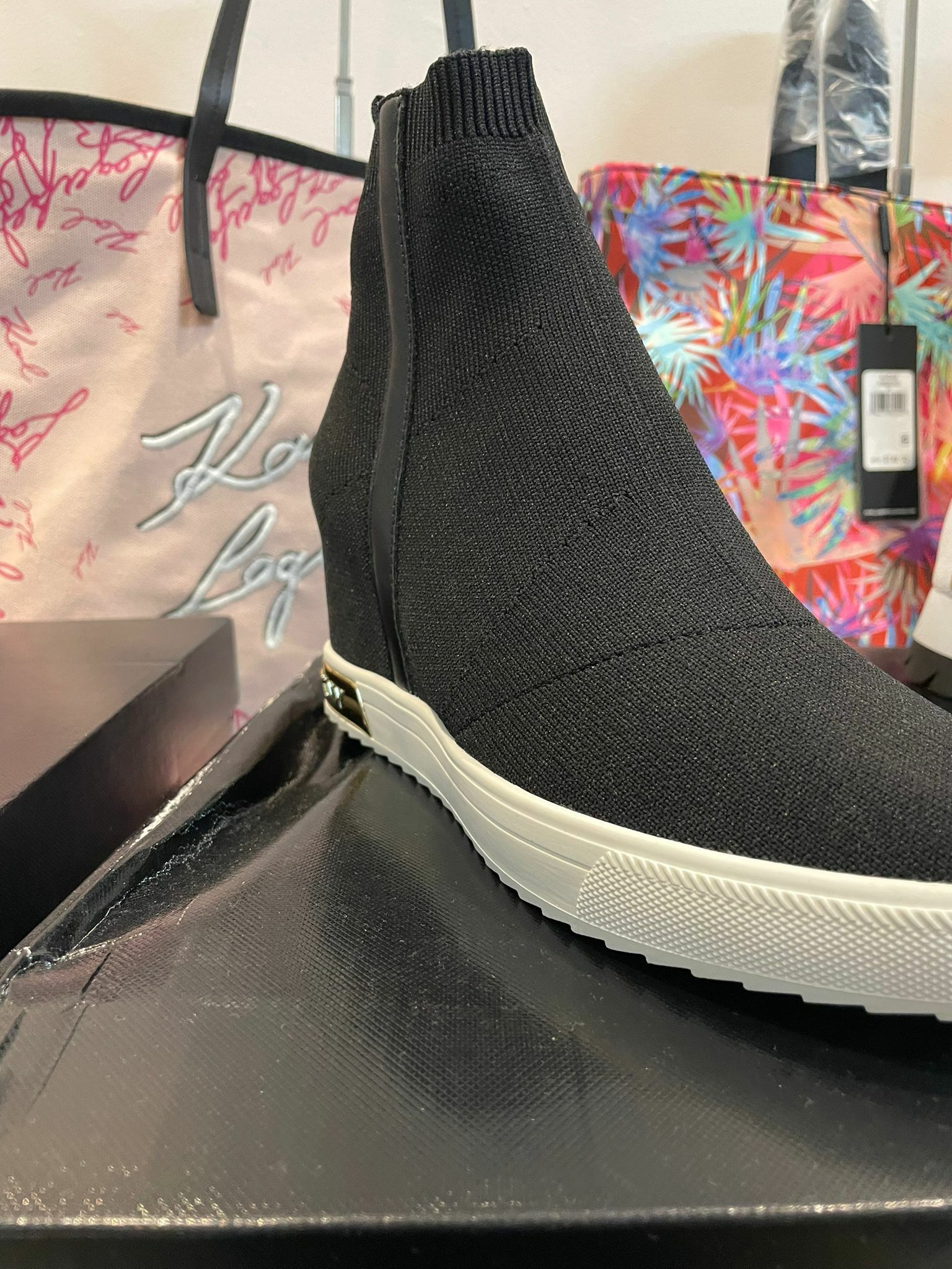 [S] DKNY CALI-WEDGE SNEAKER, BLK/GOLD, K4903663-BLK/GLD (SD101)