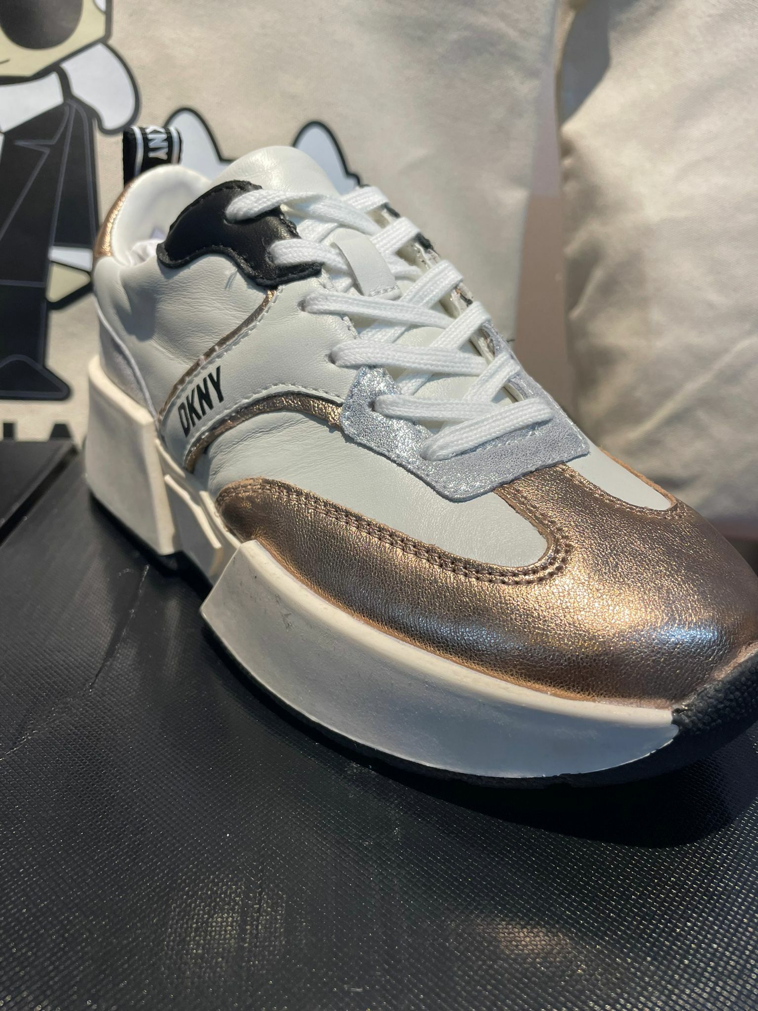 [S] DKNY RETRO SNEAKER, WHT/BLK/SIL/BRNZ, KZD14421-WHT/BLK/SIL/BRNZ (SD105)