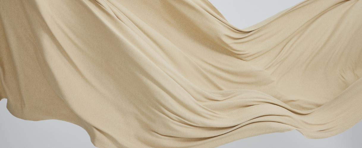 一塊卡其色呈波浪狀的布