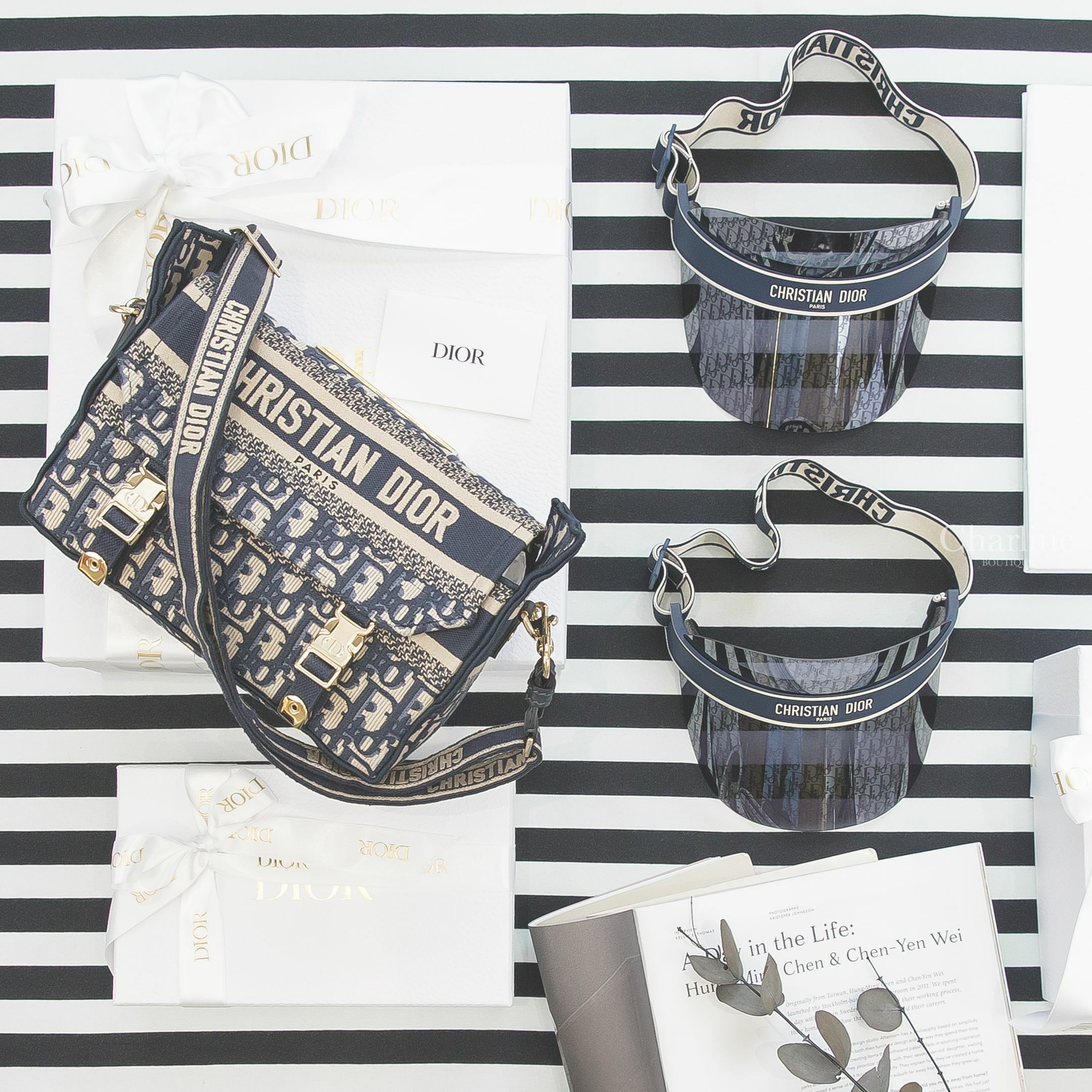 Dior Small Diorcamp Bag 深藍色復古老花帆布金釦刺繡皮革背帶小型肩背包,Dior Diorclub V1U 藍色滿版老花鏡面拼白色 Logo 字樣遮陽帽-Charline Boutique 精品代購