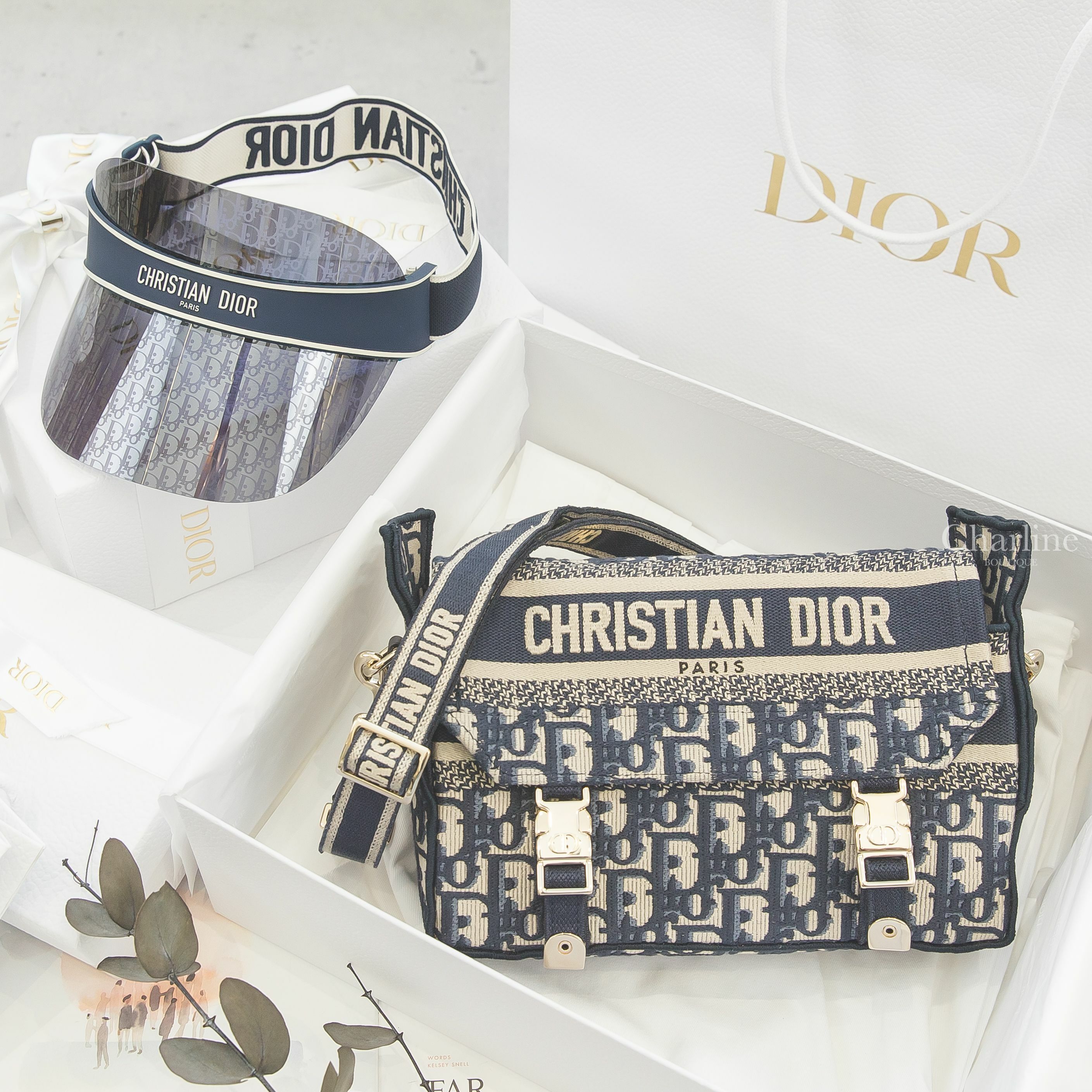 Dior Small Diorcamp Bag 深藍色復古老花帆布金釦刺繡皮革背帶小型肩背包,Dior Diorclub V1U 藍色滿版老花鏡面拼白色 Logo 字樣遮陽帽-Charline Boutique 精品代購
