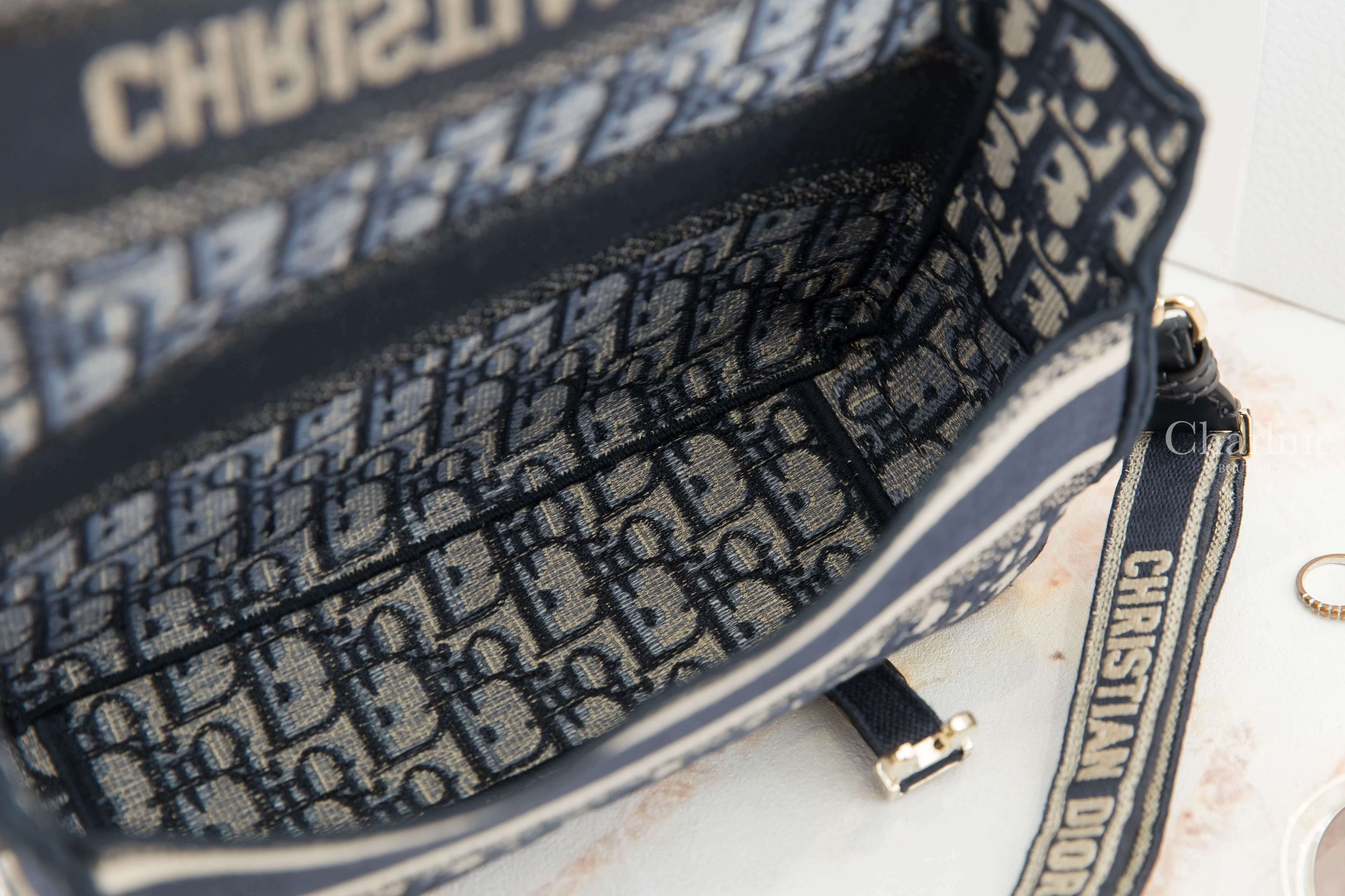 Dior Small Diorcamp Bag 深藍色復古老花帆布金釦刺繡皮革背帶小型肩背包-Charline Boutique 精品代購