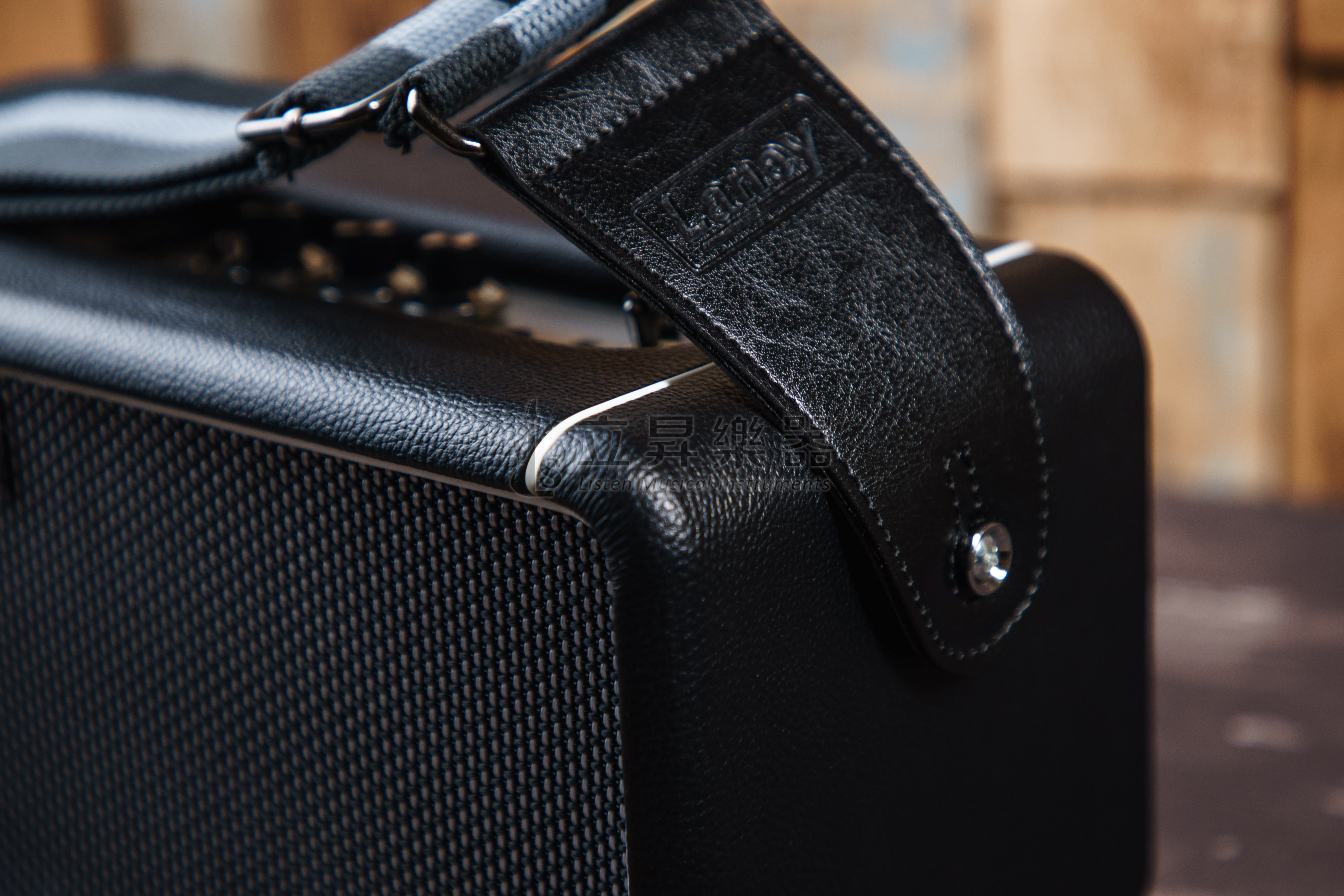 Laney F67 藍牙喇叭 內建鋰電池 附背帶 ｜ F67 SUPERGROUP 黑色 Laney F67 藍牙喇叭 內建鋰電池 附背帶 ｜ F67 SUPERGROUP 黑色 / F67 LIONHEART 藍色 第 3 張圖片｜三峽錄音 / 音響