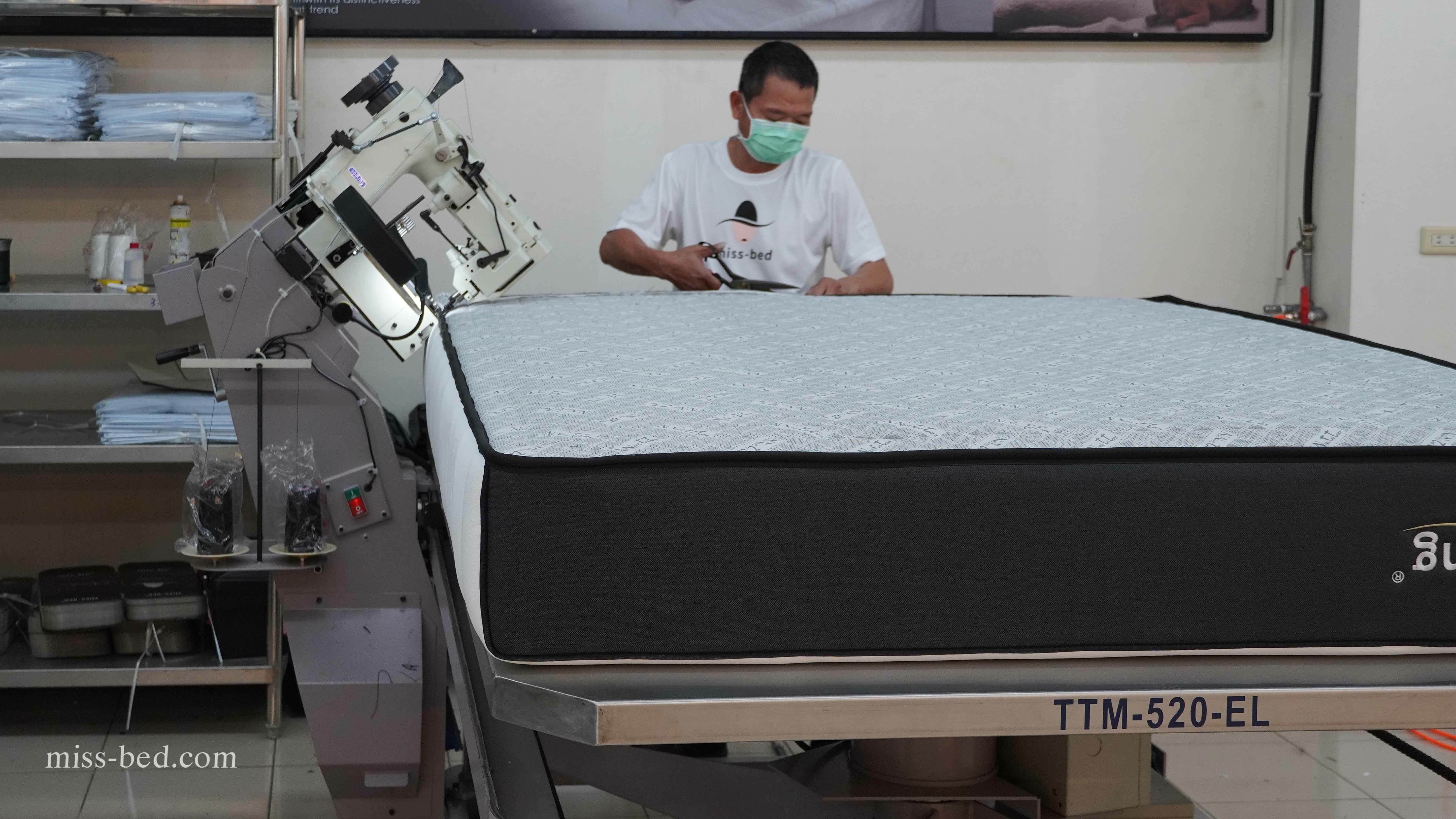 眠床小姐家的床墊均由自家工廠親自生產,擁有多年床墊製造經驗的床墊師傅們手工製作而成