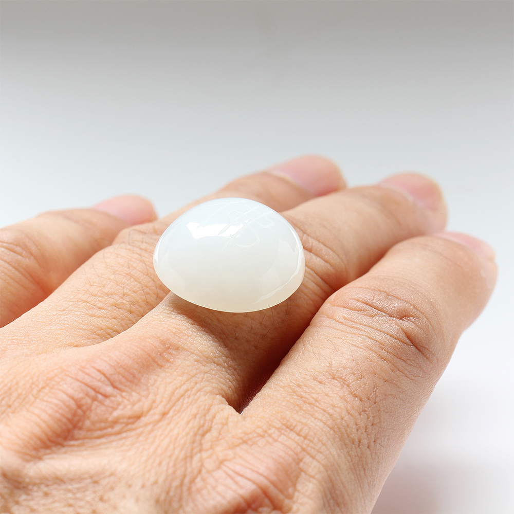 心中有佛天然新疆和闐羊脂白玉蛋面-佛-雅紅珠寶