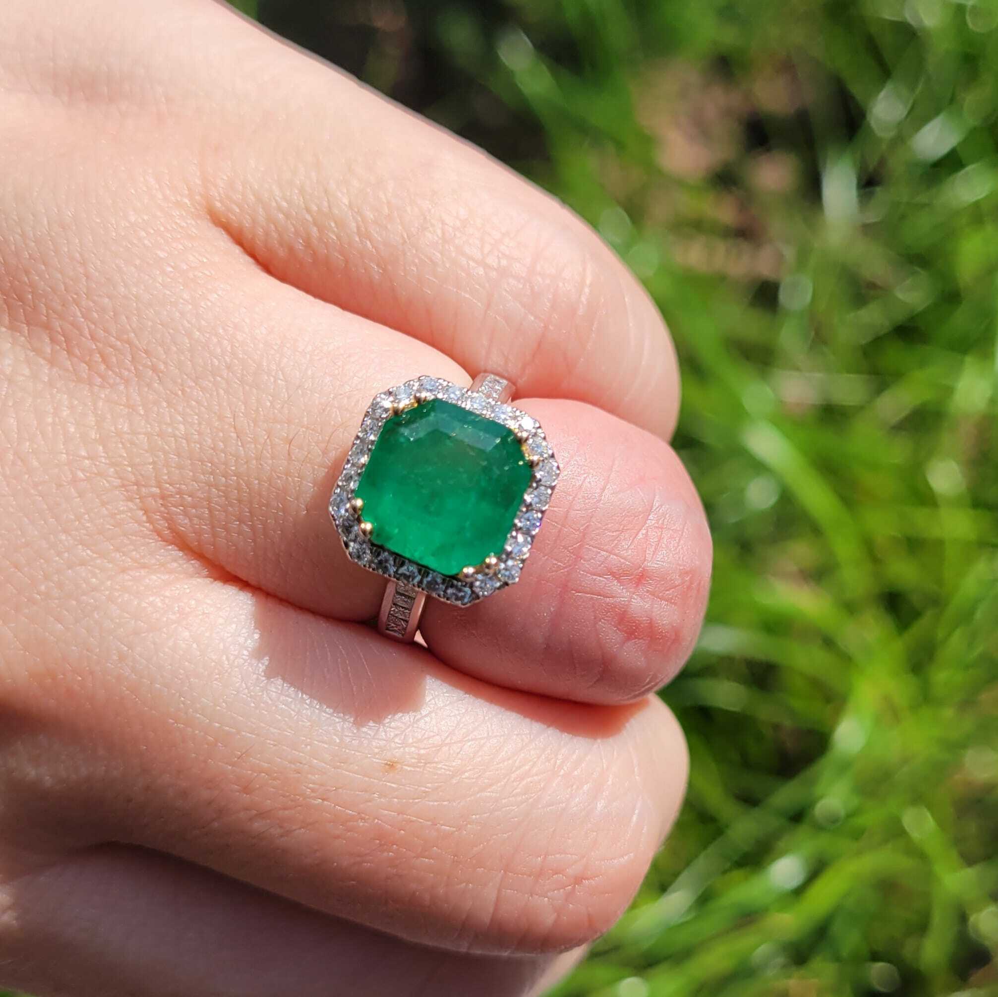 18K Gold 3.33ct Emerald and Diamond Ring