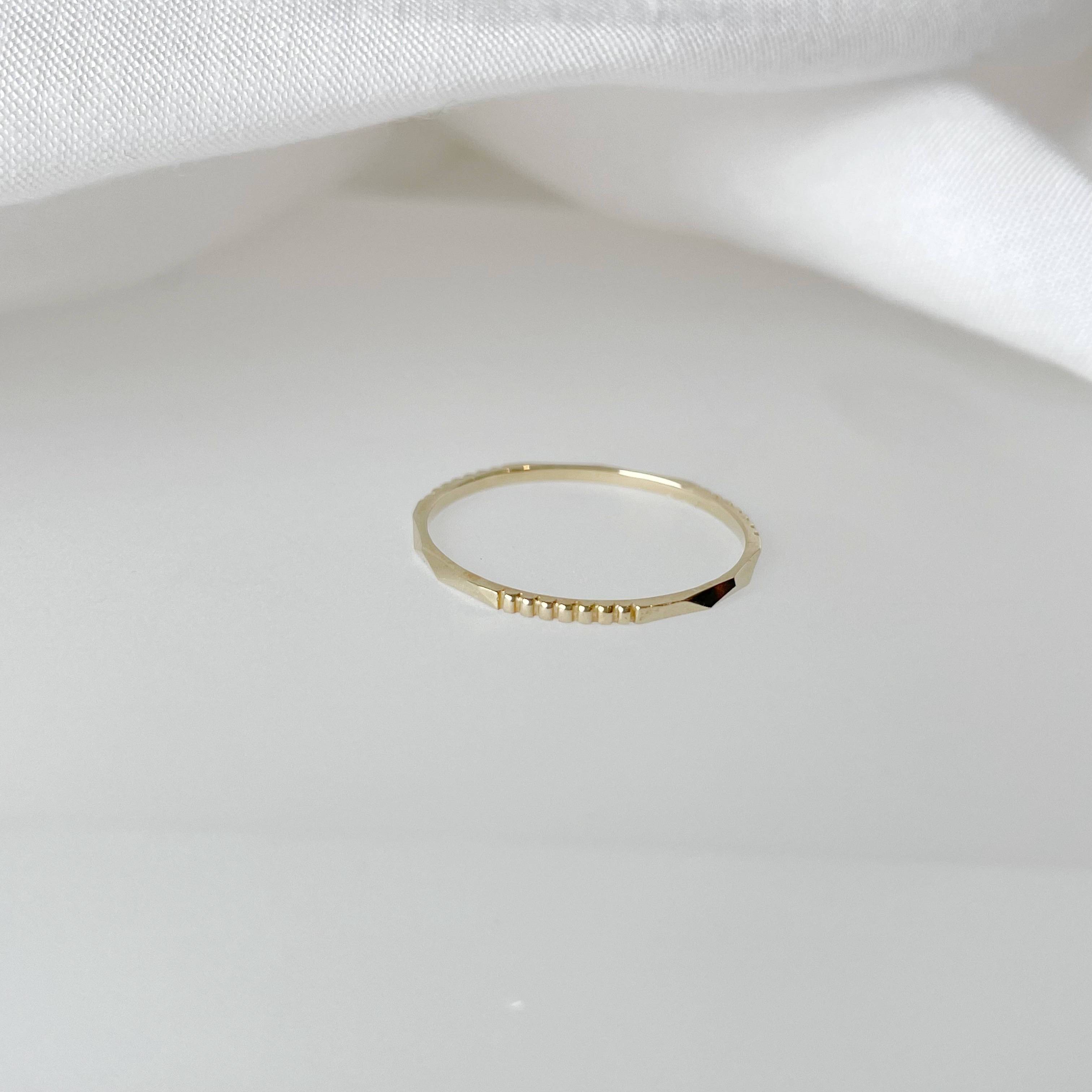 14k厚版寬菱直條切紋線戒