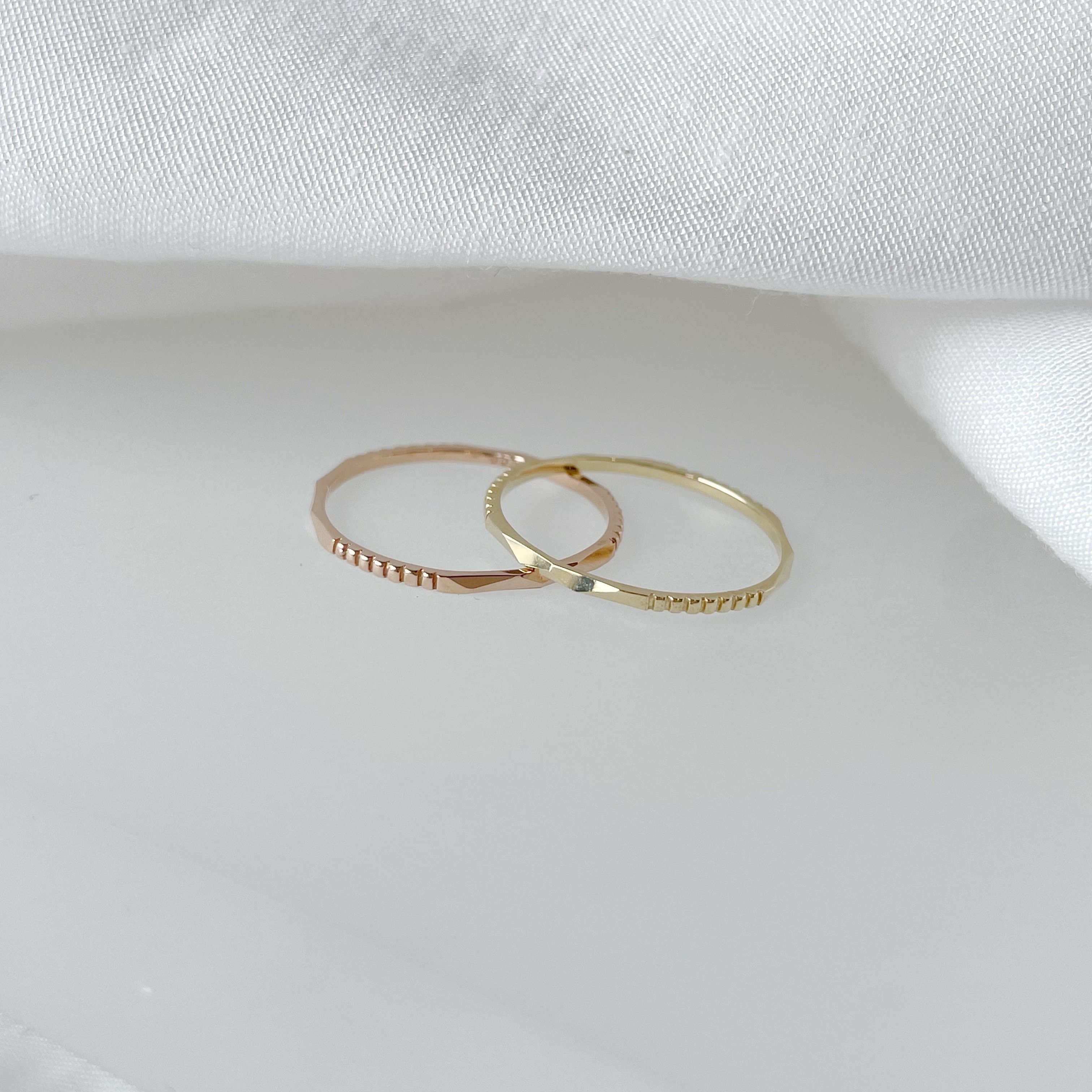 14k厚版寬菱直條切紋線戒