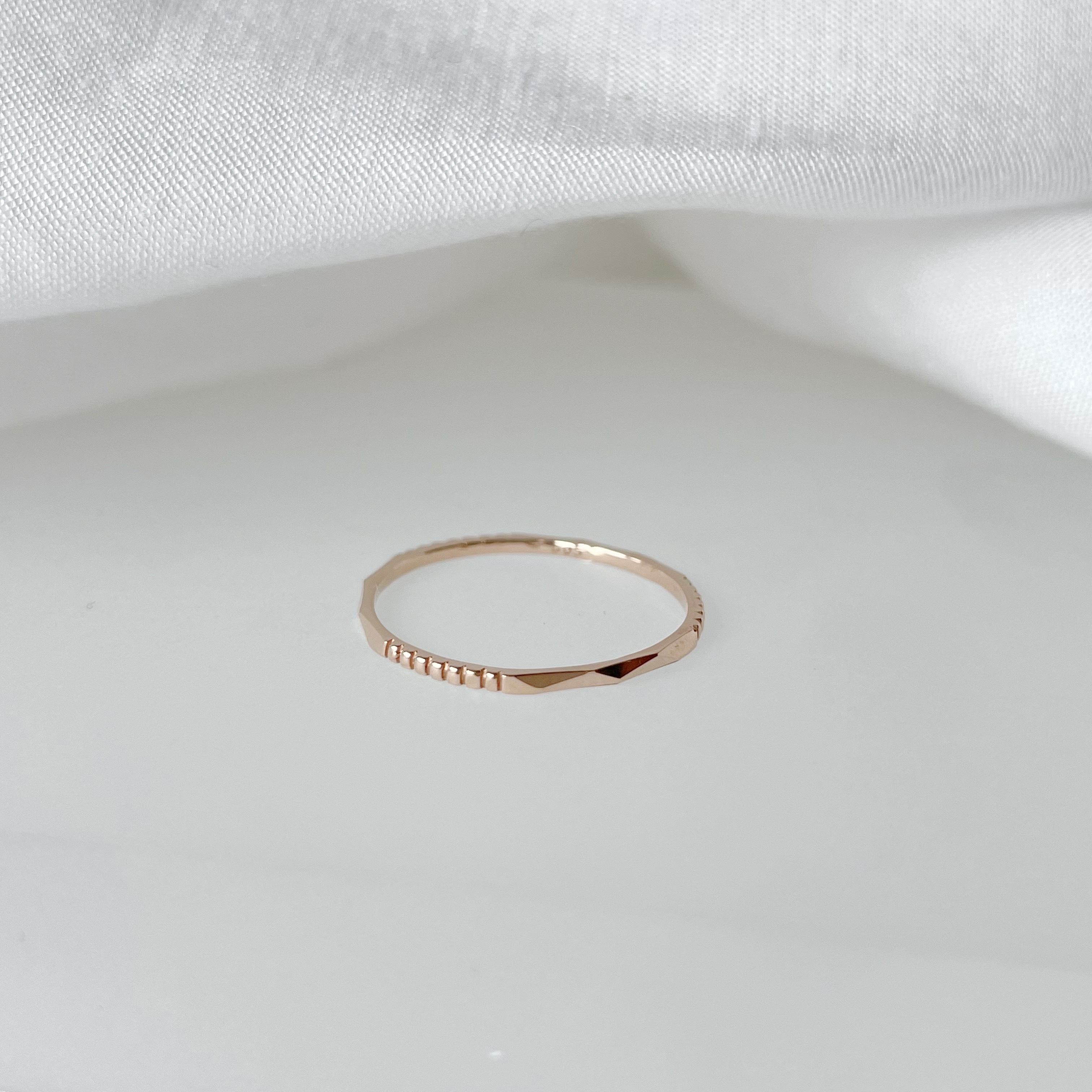 14k厚版寬菱直條切紋線戒