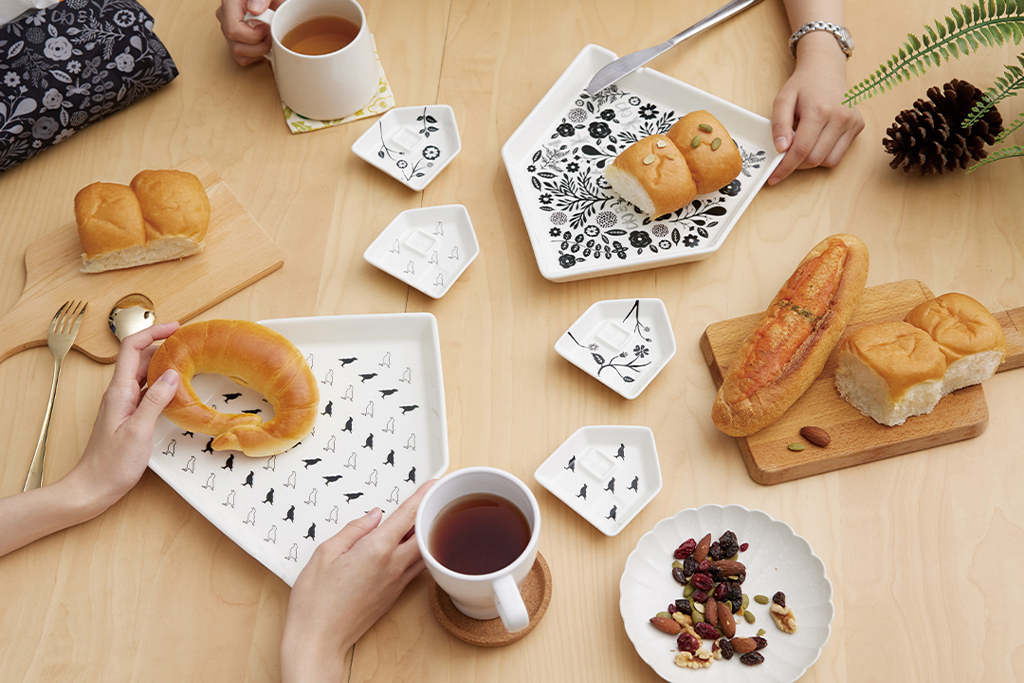 Mao's樂陶陶，陽台花草一房兩廳餐盤組，讓印花樂豐富你的餐桌風景。