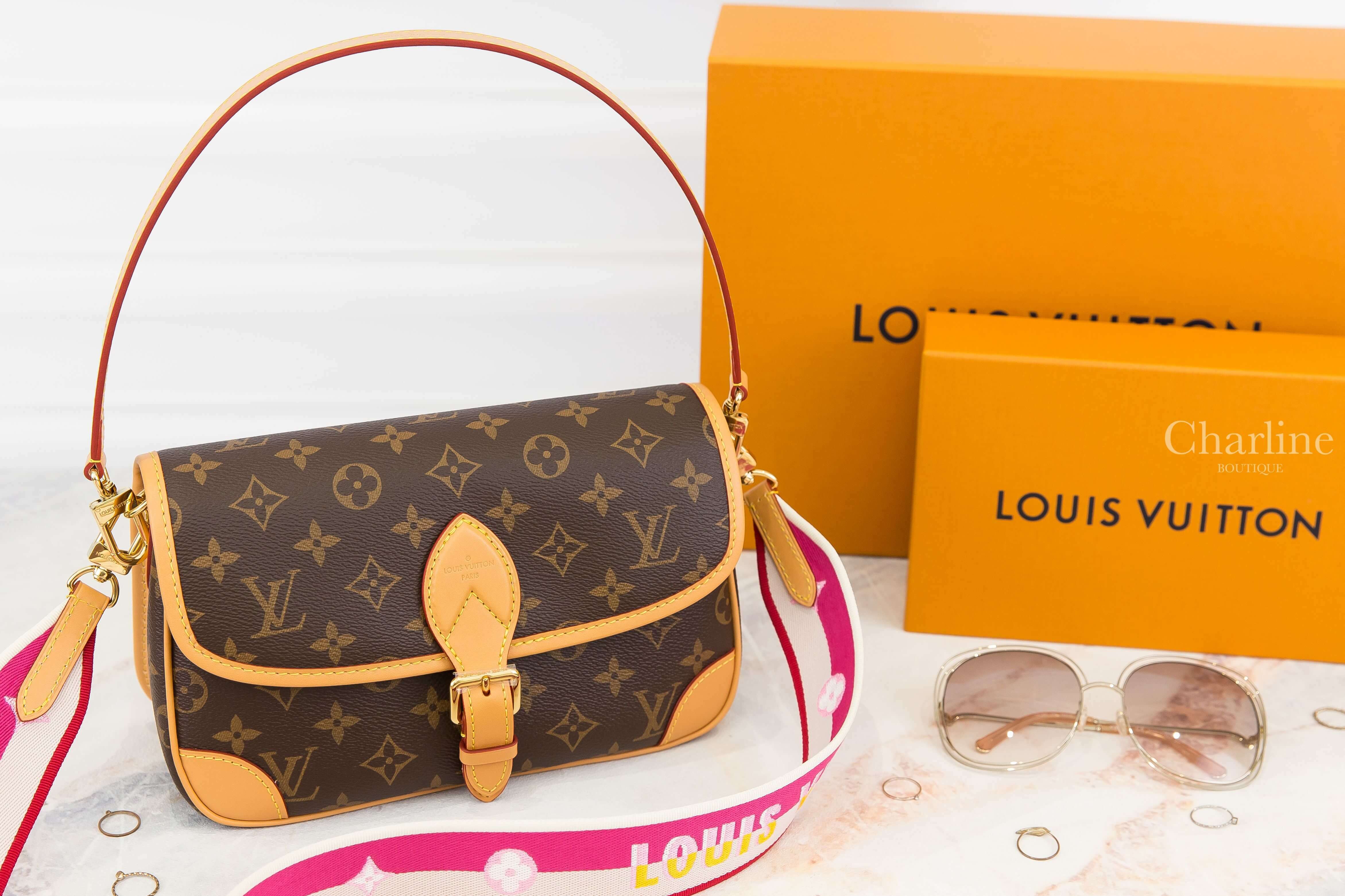 Louis Vuitton Diane 咖啡色老花帆布紫紅色刺繡白滾邊寬背帶小牛皮提把手提肩背包-Charline Boutique 精品代購