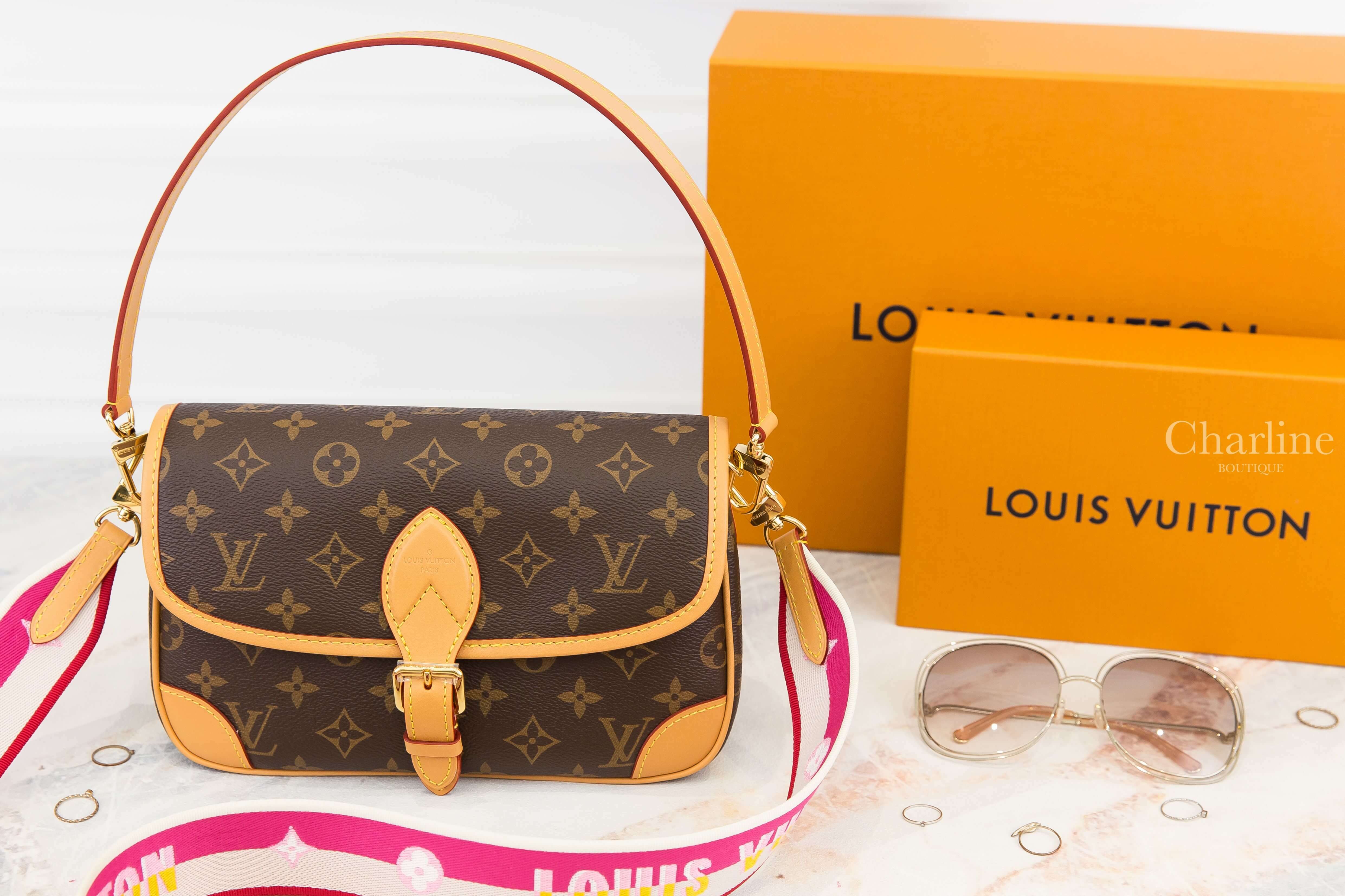 Louis Vuitton Diane 咖啡色老花帆布紫紅色刺繡白滾邊寬背帶小牛皮提把手提肩背包-Charline Boutique 精品代購