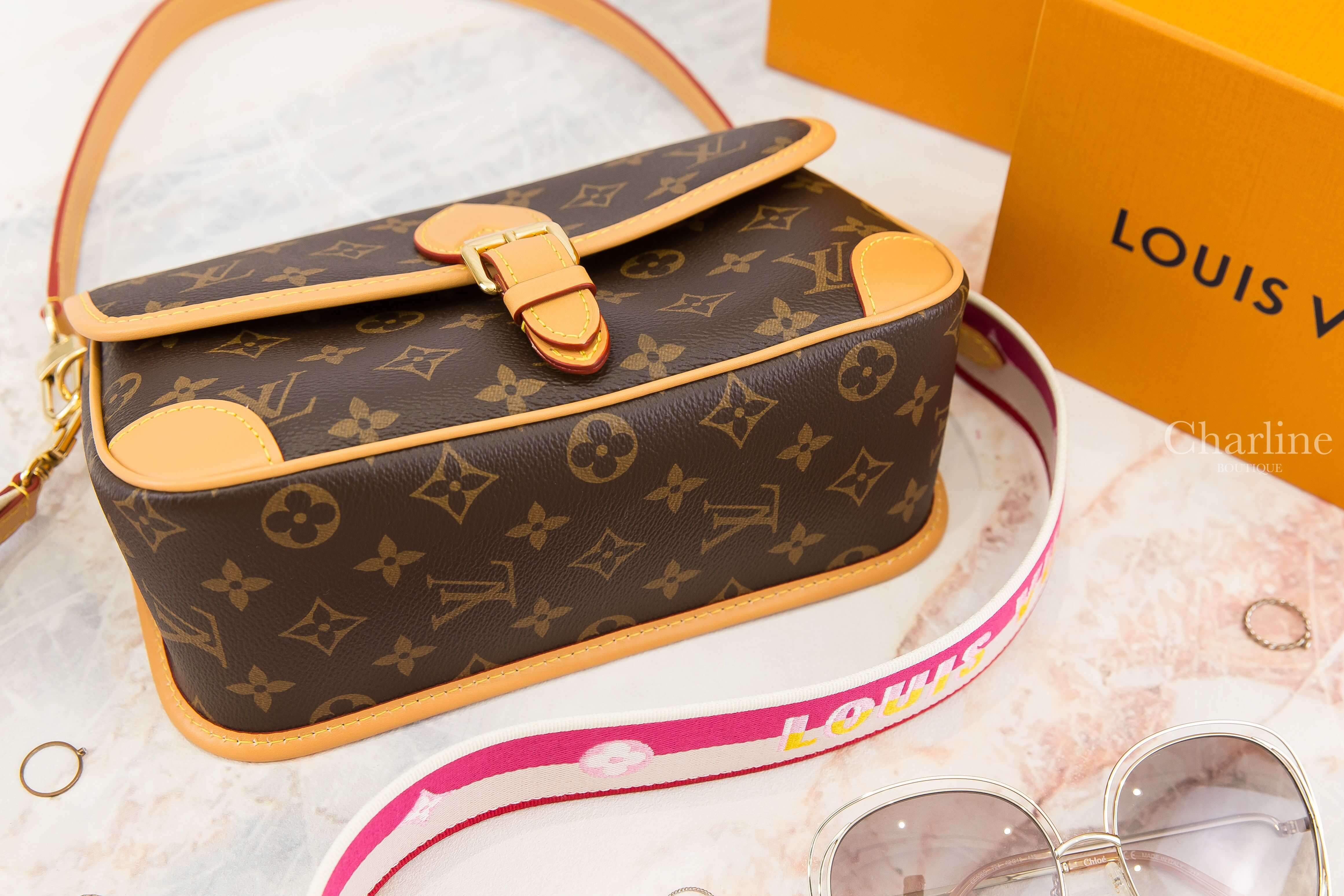 Louis Vuitton Diane 咖啡色老花帆布紫紅色刺繡白滾邊寬背帶小牛皮提把手提肩背包-Charline Boutique 精品代購